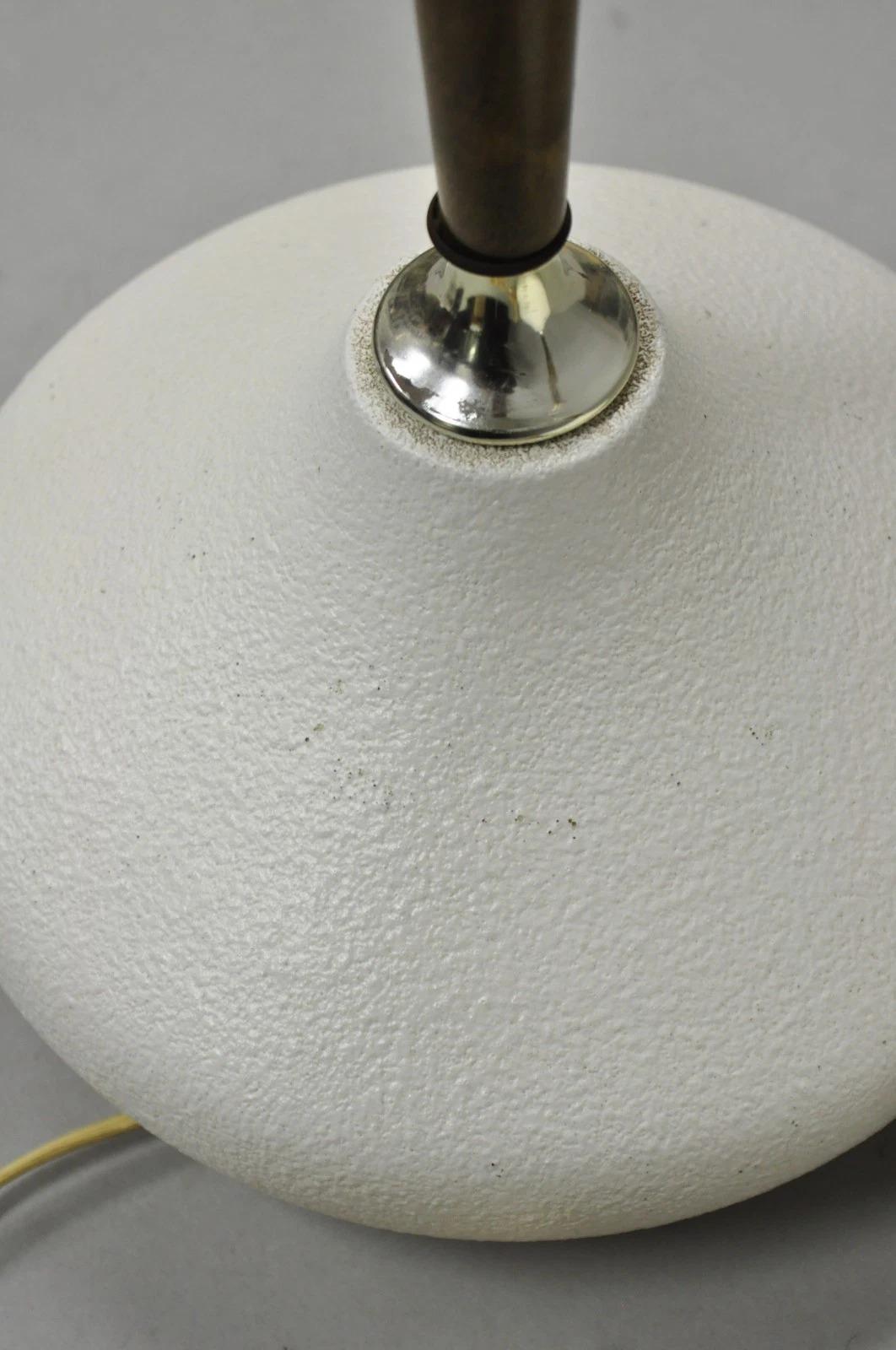 XX secolo Lampade da tavolo in legno scolpito e ceramica bianca dell'era atomica del Mid Century Modern - una coppia in vendita