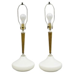 Lampade da tavolo in legno scolpito e ceramica bianca dell'era atomica del Mid Century Modern - una coppia