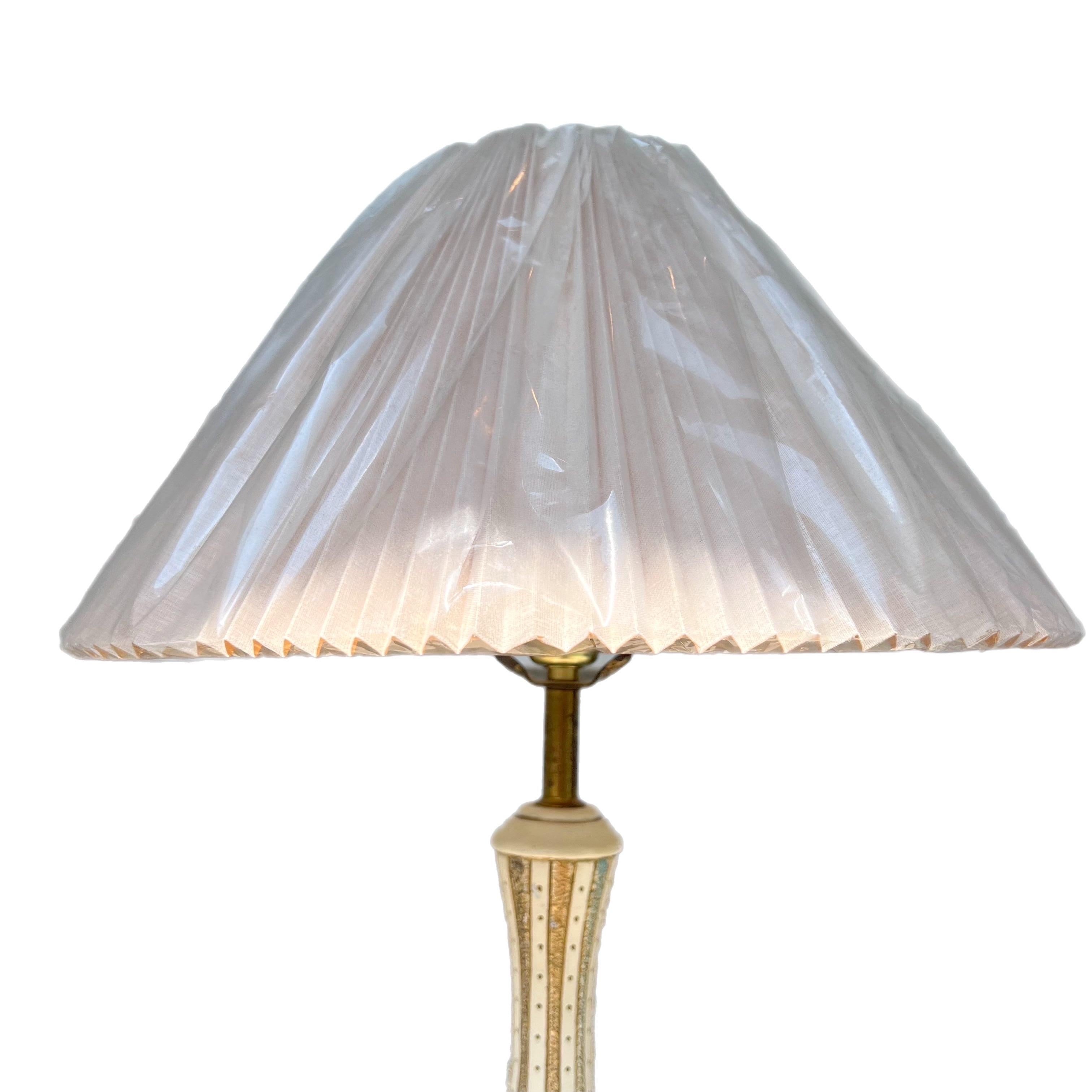 Mid-Century Modern Atomic Lamp With Pleated Shade In Good Condition For Sale In Charleston, SC