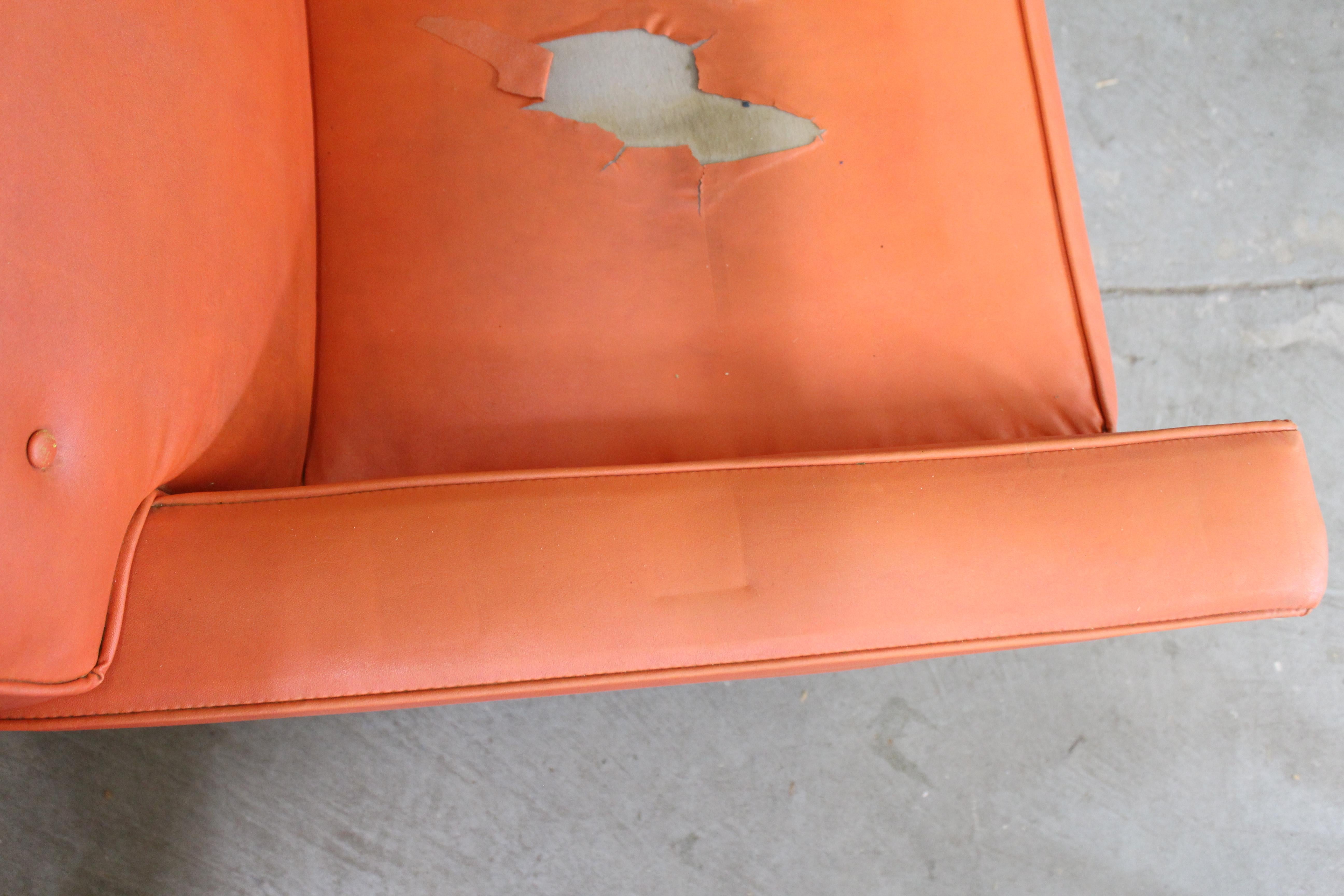 Mid-Century Modern Atomic Orange Club Chair on Pencil Legs For Sale 4