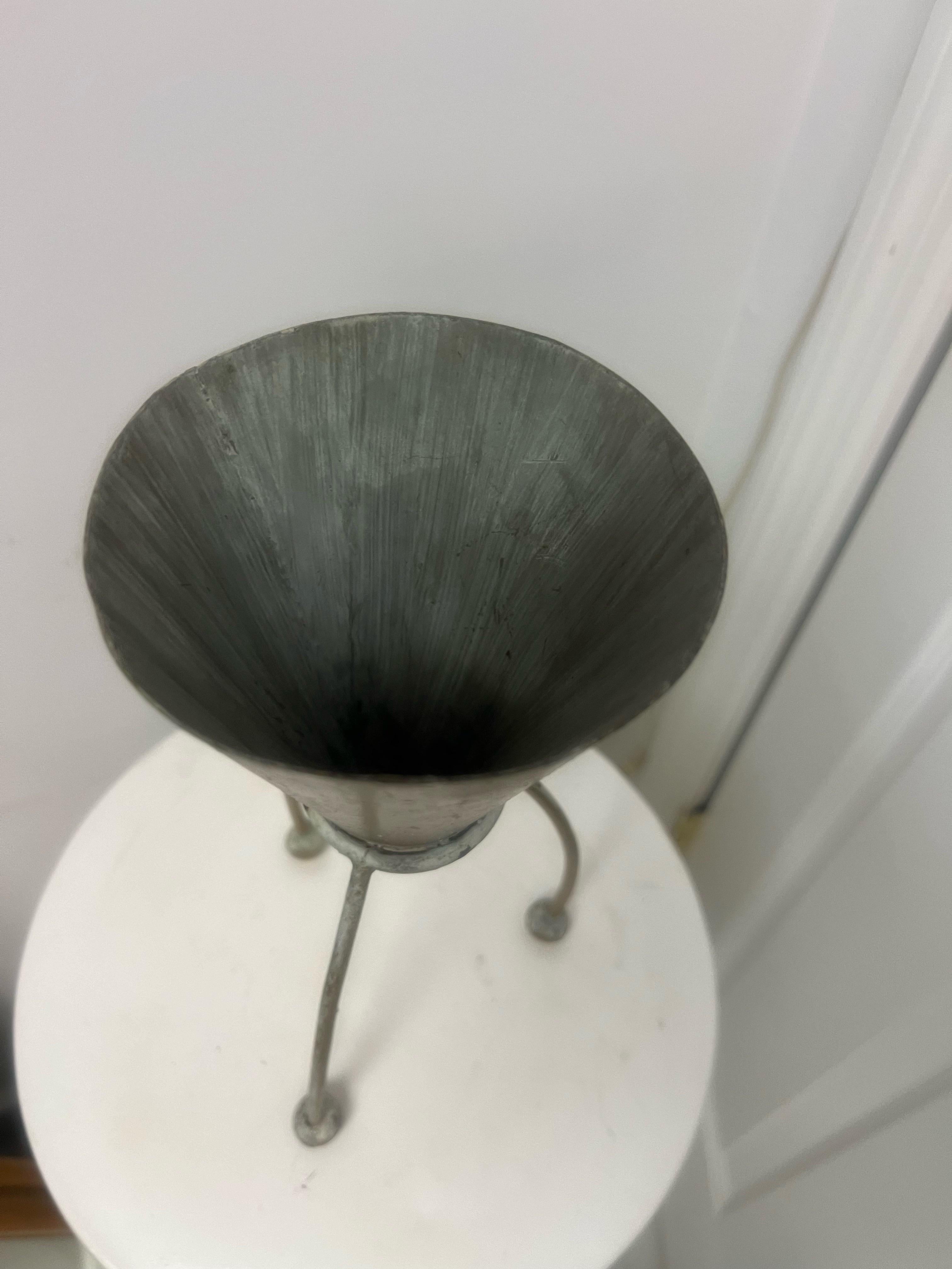 Fioriera atomica moderna di metà secolo che poggia su piedi a sfera.  La parte della fioriera vera e propria è a forma di cono.