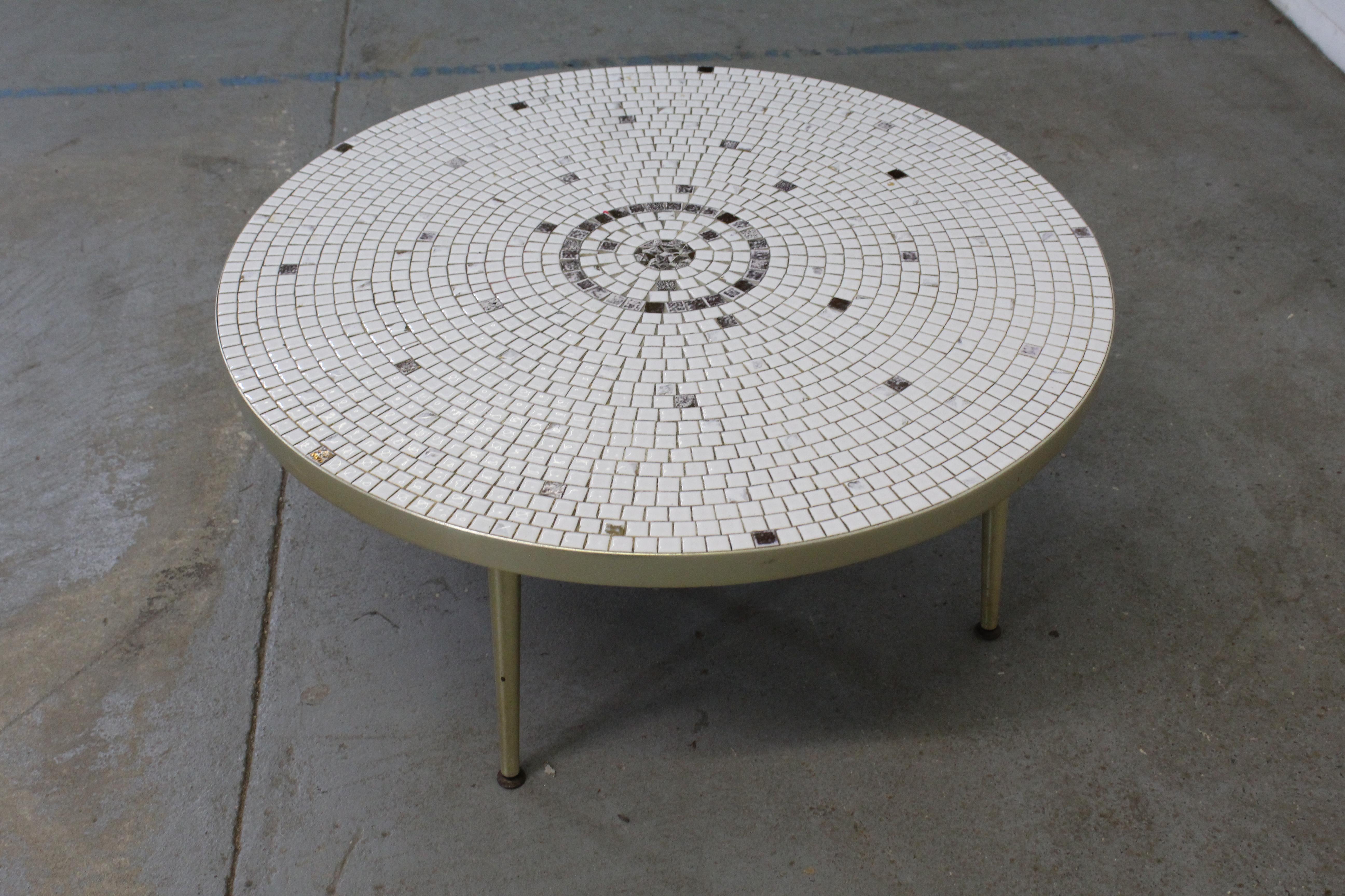 Mid-Century Modern Atomic Round Tile Top Coffee Table In Good Condition In Wilmington, DE