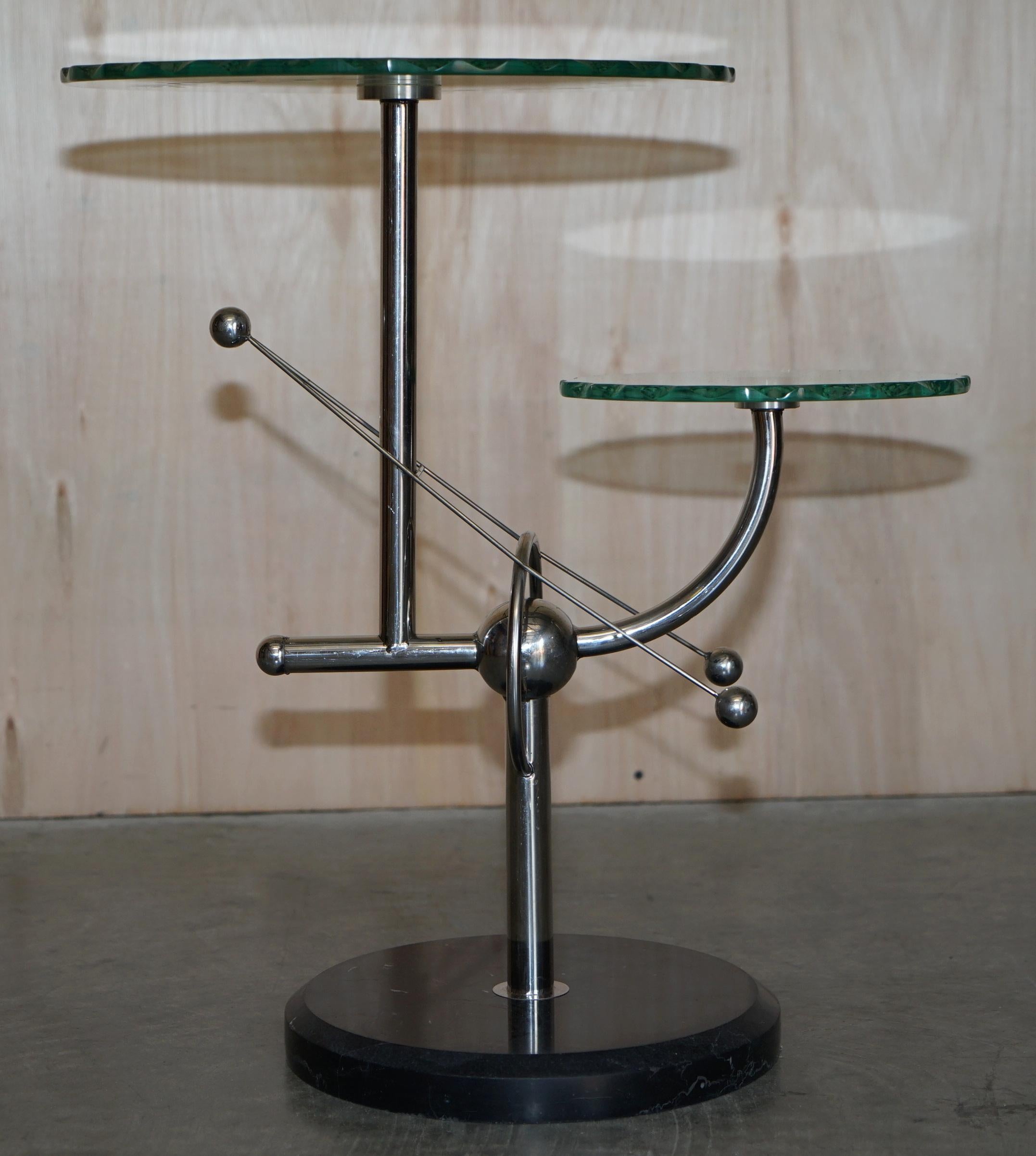 20ième siècle Lampe d'appoint en verre chromé et marbre de l'ère atomique, mi-siècle moderne, table d'appoint en vente
