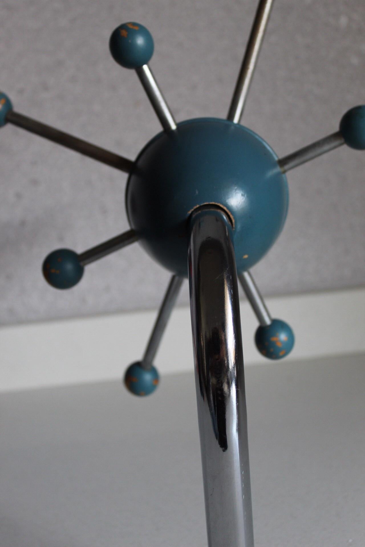 Beautiful decorative piece for lovers of the atomic era. We presented the piece as it was recovered, Designed in 1961 in Italy by Osvaldo Borsani for Tecno, an arm was missed. If you want more photos just ask for them and I will gladly send them