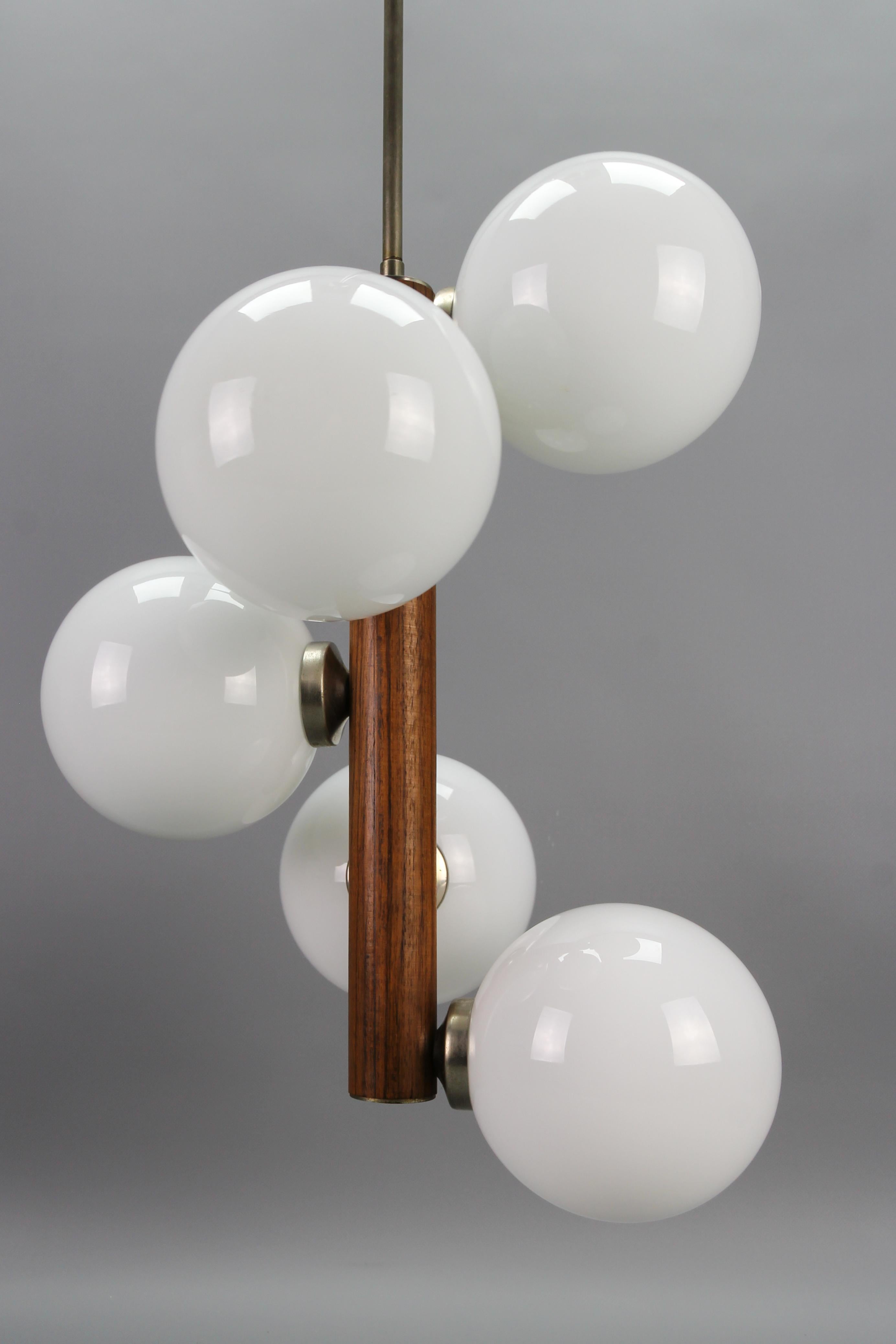Lampe à suspension à cinq lumières en verre blanc atomique, moderne du milieu du siècle dernier 5