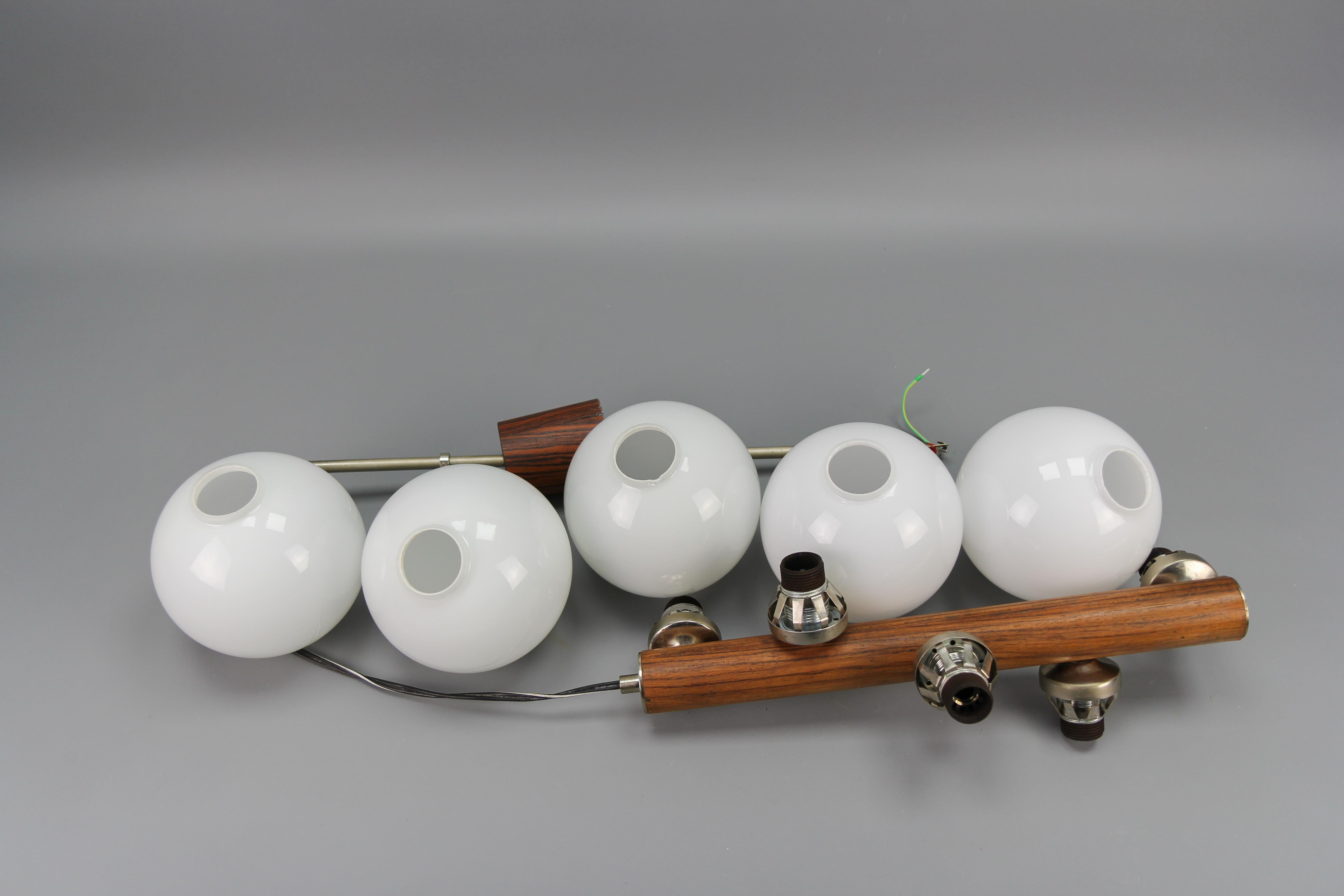Lampe à suspension à cinq lumières en verre blanc atomique, moderne du milieu du siècle dernier 8
