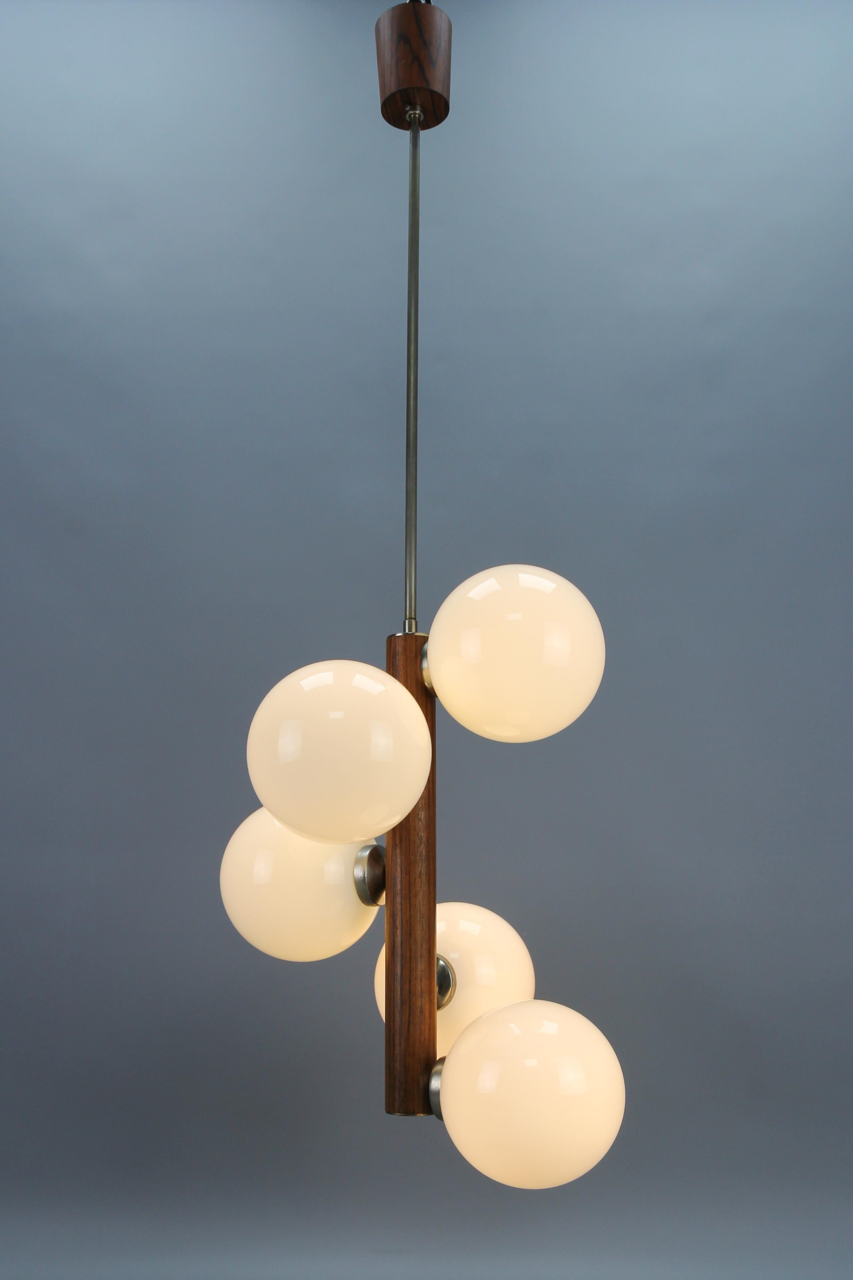 Lampe à suspension à cinq lumières en verre blanc atomique, moderne du milieu du siècle dernier 12