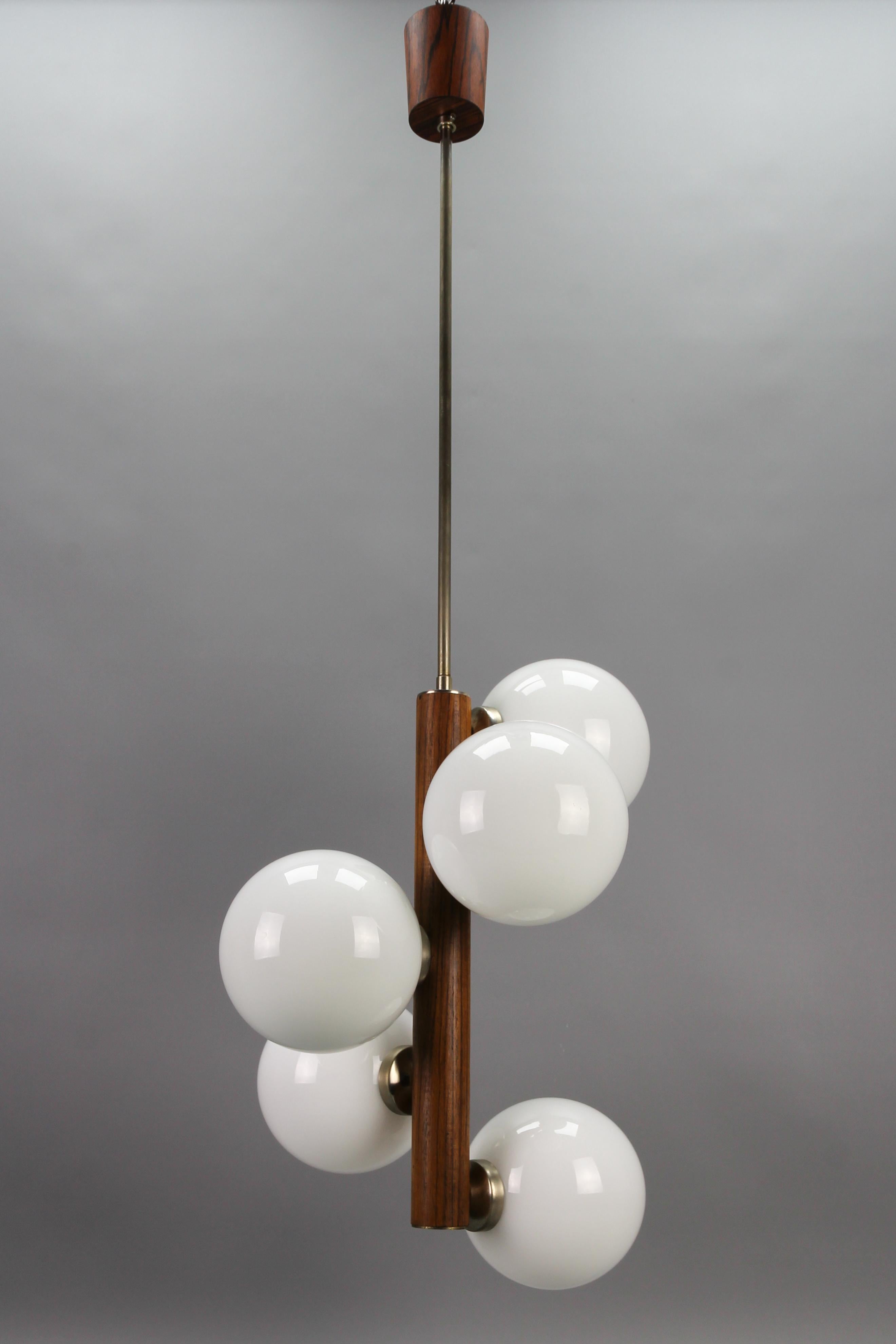 Lampe à suspension à cinq lumières en verre blanc atomique, moderne du milieu du siècle dernier 13