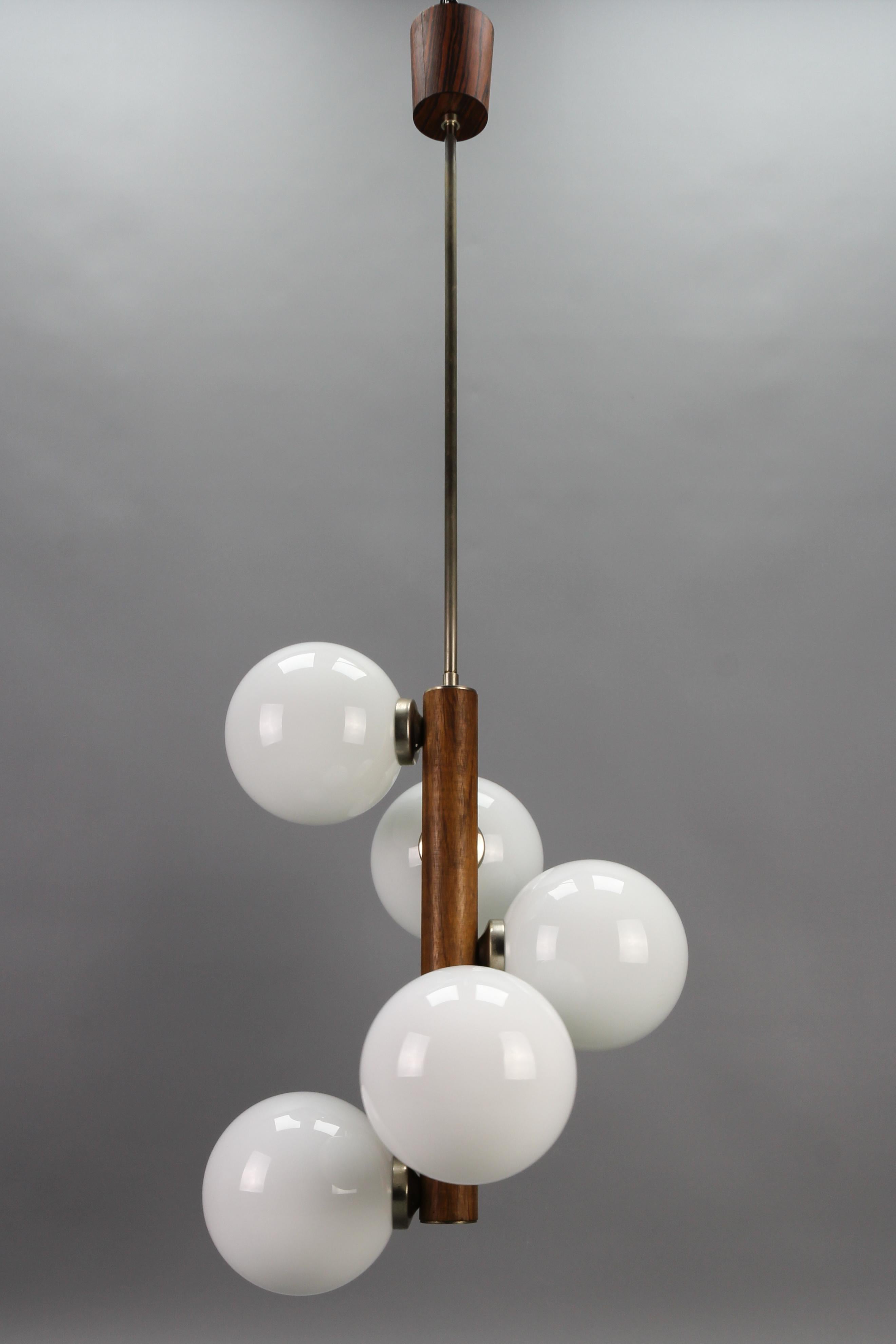 Allemand Lampe à suspension à cinq lumières en verre blanc atomique, moderne du milieu du siècle dernier