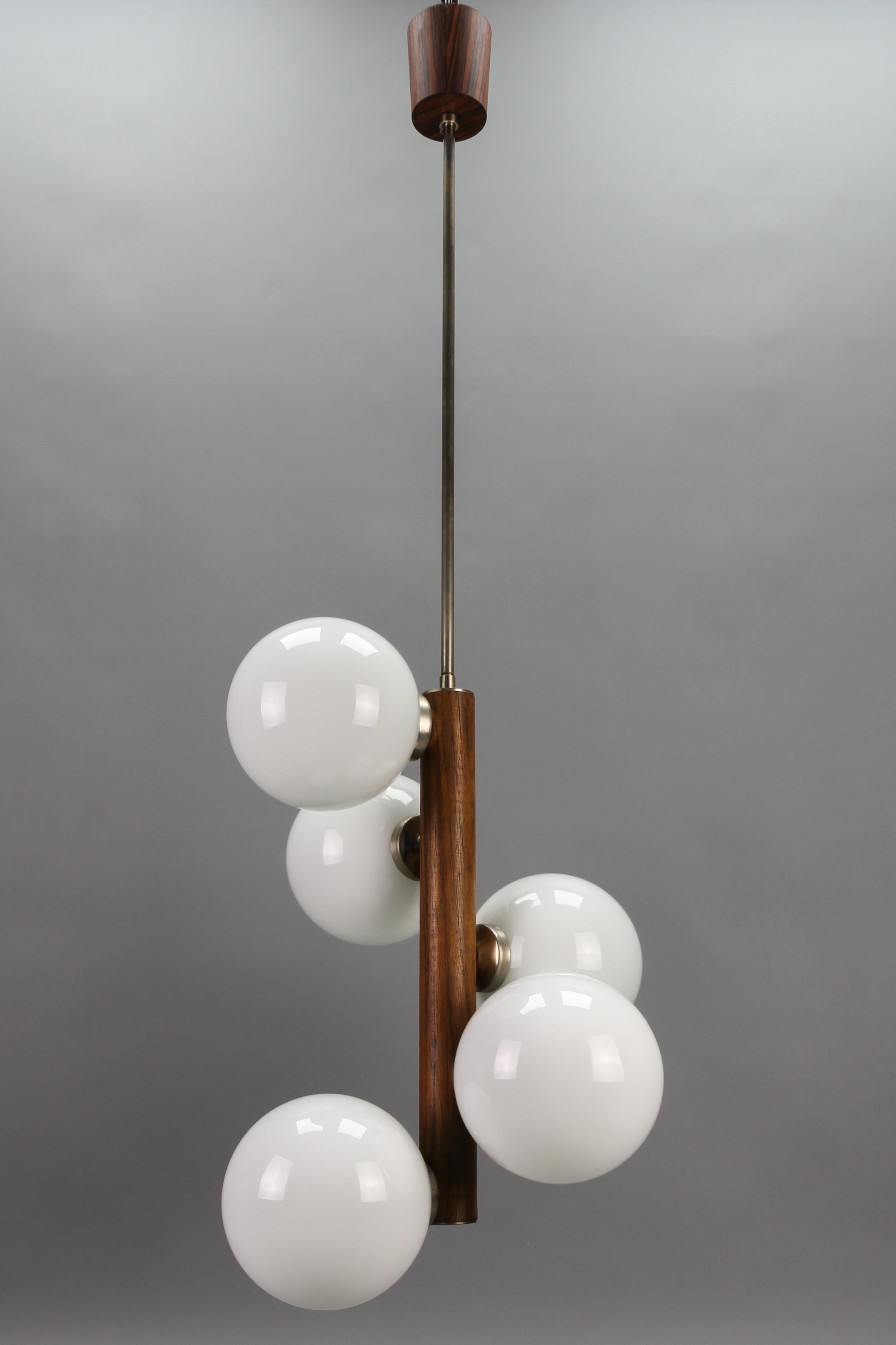 Métal Lampe à suspension à cinq lumières en verre blanc atomique, moderne du milieu du siècle dernier
