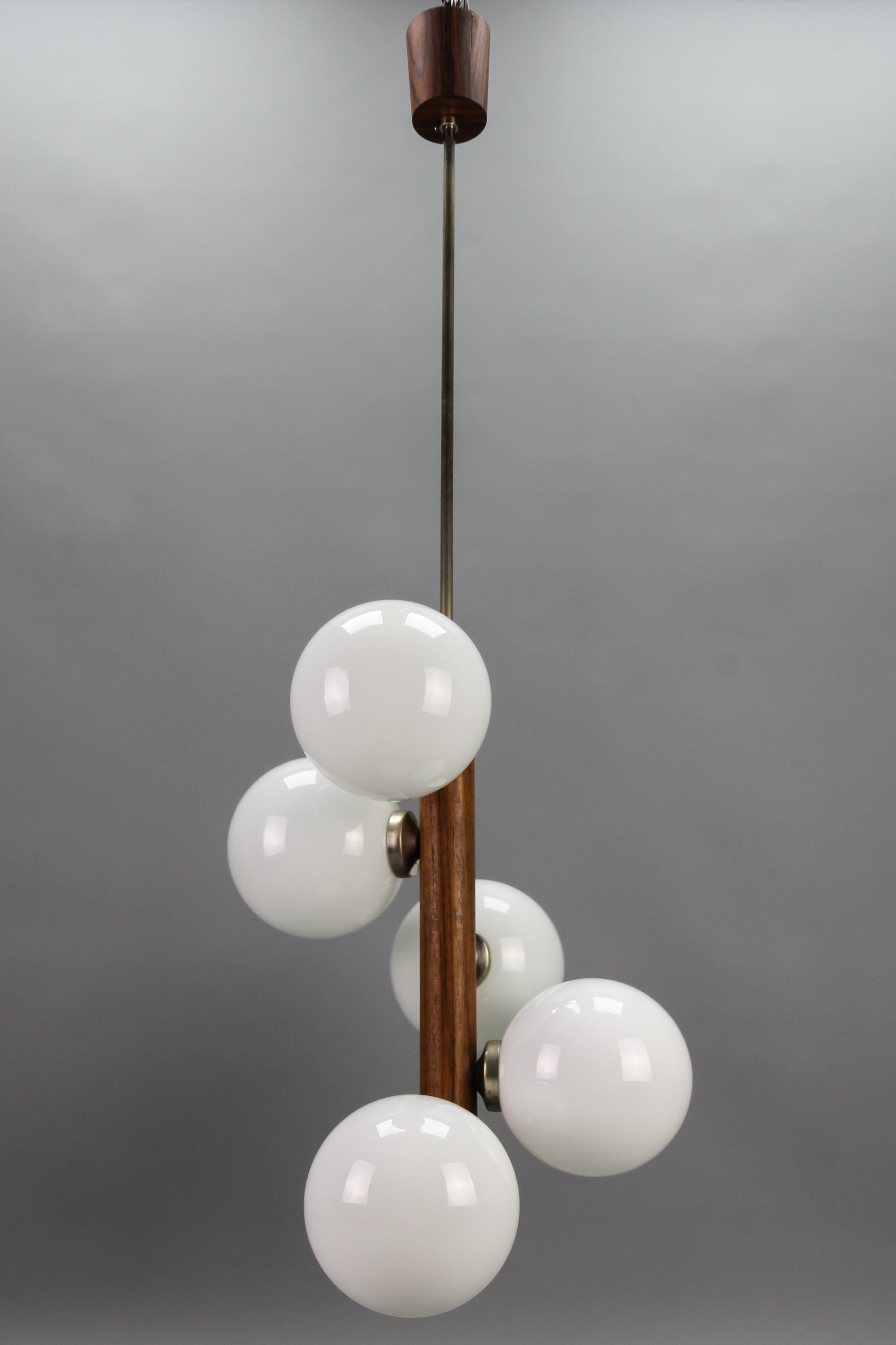 Lampe à suspension à cinq lumières en verre blanc atomique, moderne du milieu du siècle dernier 1