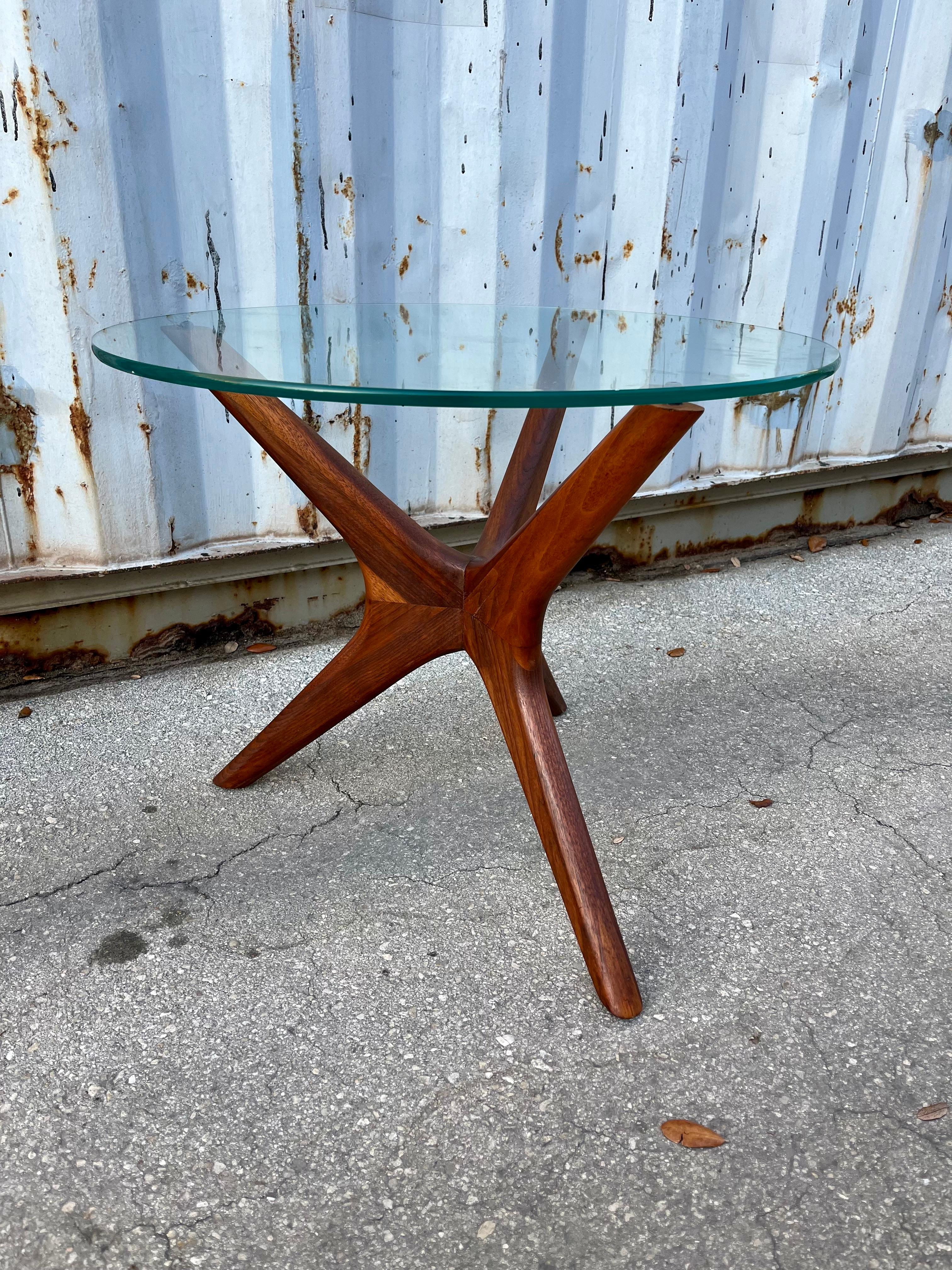 Vintage Mid Century Modern Atributted to Adrian Pearsall for Craft Associates Walnut Jack Side Table.
Features a scupltural jack shaped solid wood base with a beautiful wood grain and removable round glass.
In good vintage condition with signs of