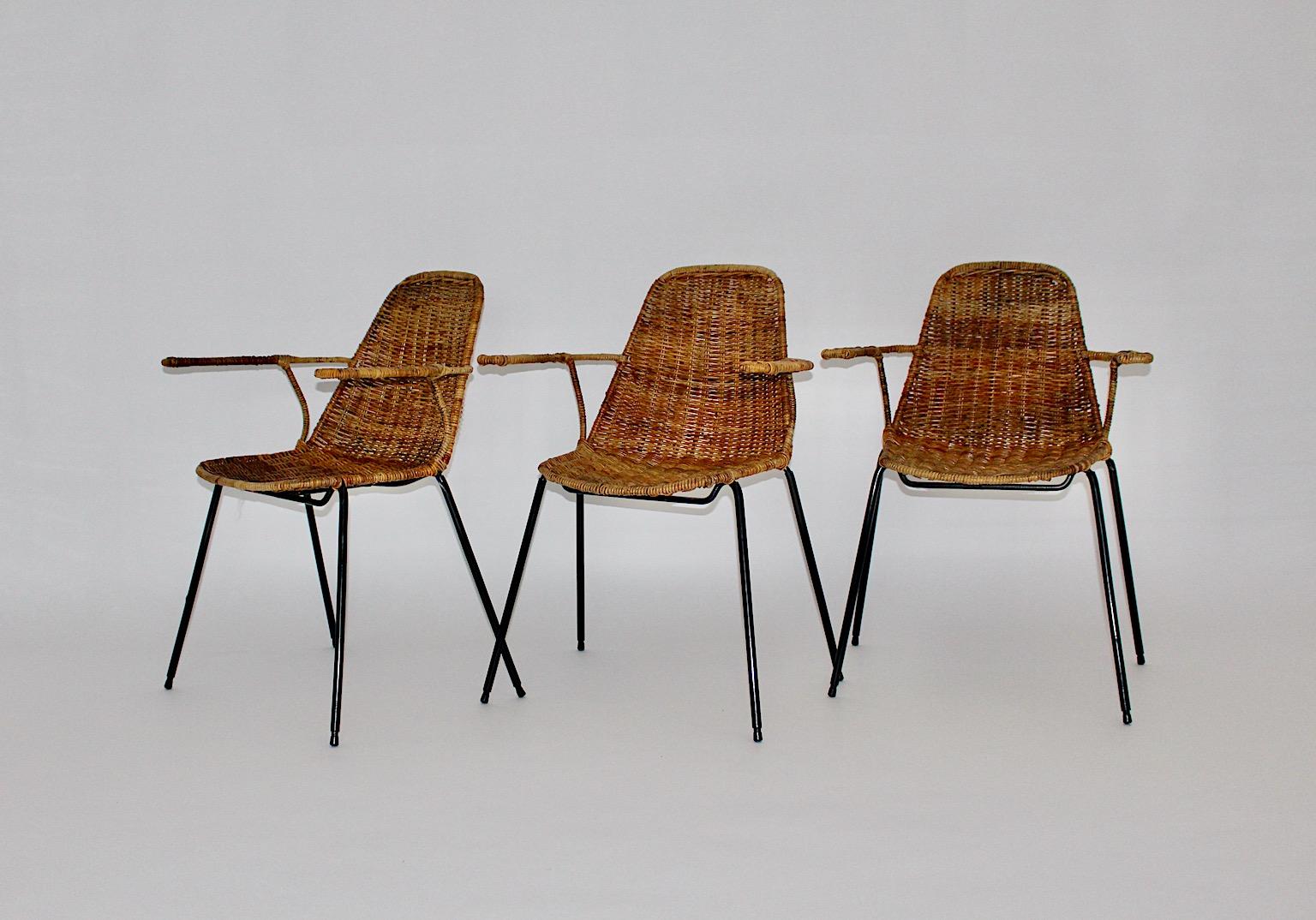 Mid Century Modern vintage authentisch drei Esszimmerstühle oder Stühle mit Armlehnen aus Rattan und Metall von Gian Franco Legler 1950er Jahre Schweiz.
Ein fabelhaftes und seltenes Set von drei Stühlen mit Armlehnen mit einer sehr bequemen