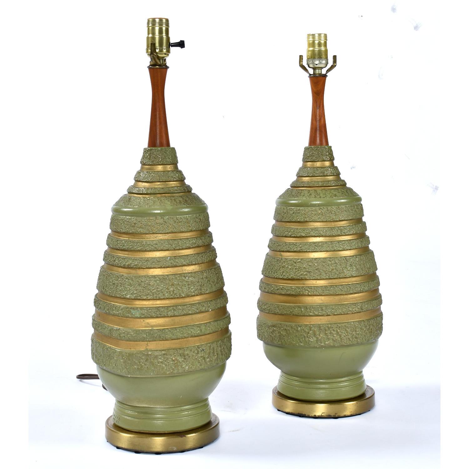 Moderne Avacado-Lampen aus der Mitte des Jahrhunderts aus grünem und goldenem Gips mit Original-Schirmen (Moderne der Mitte des Jahrhunderts) im Angebot