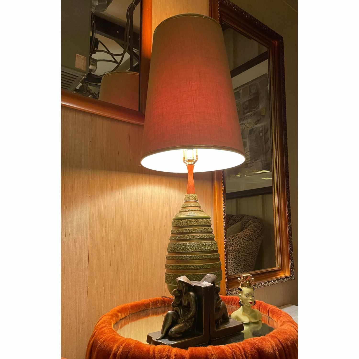 Moderne Avacado-Lampen aus der Mitte des Jahrhunderts aus grünem und goldenem Gips mit Original-Schirmen (amerikanisch) im Angebot