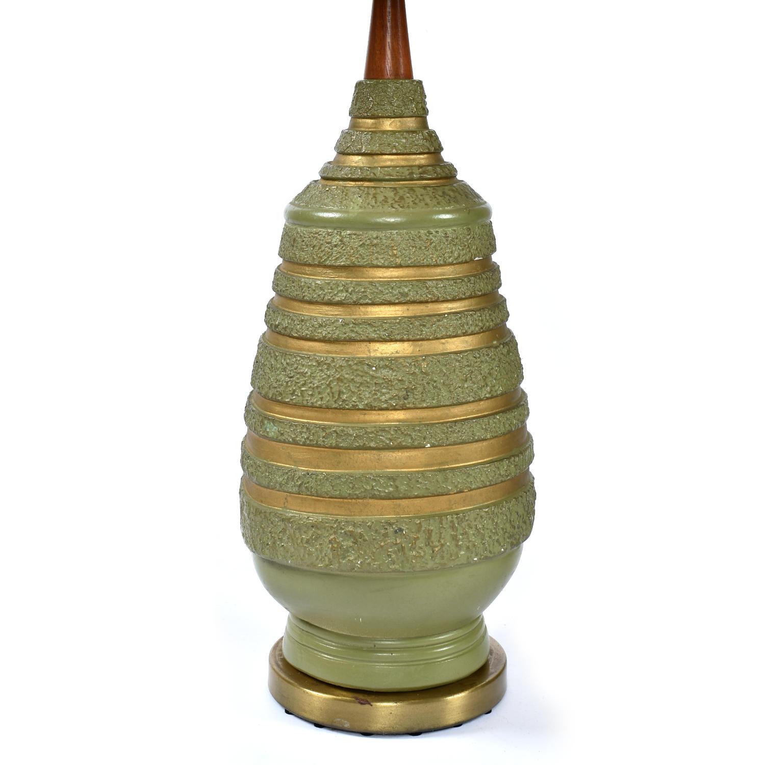Céramique Lampes en plasto vert avacado et or du milieu du siècle avec abat-jour d'origine en vente