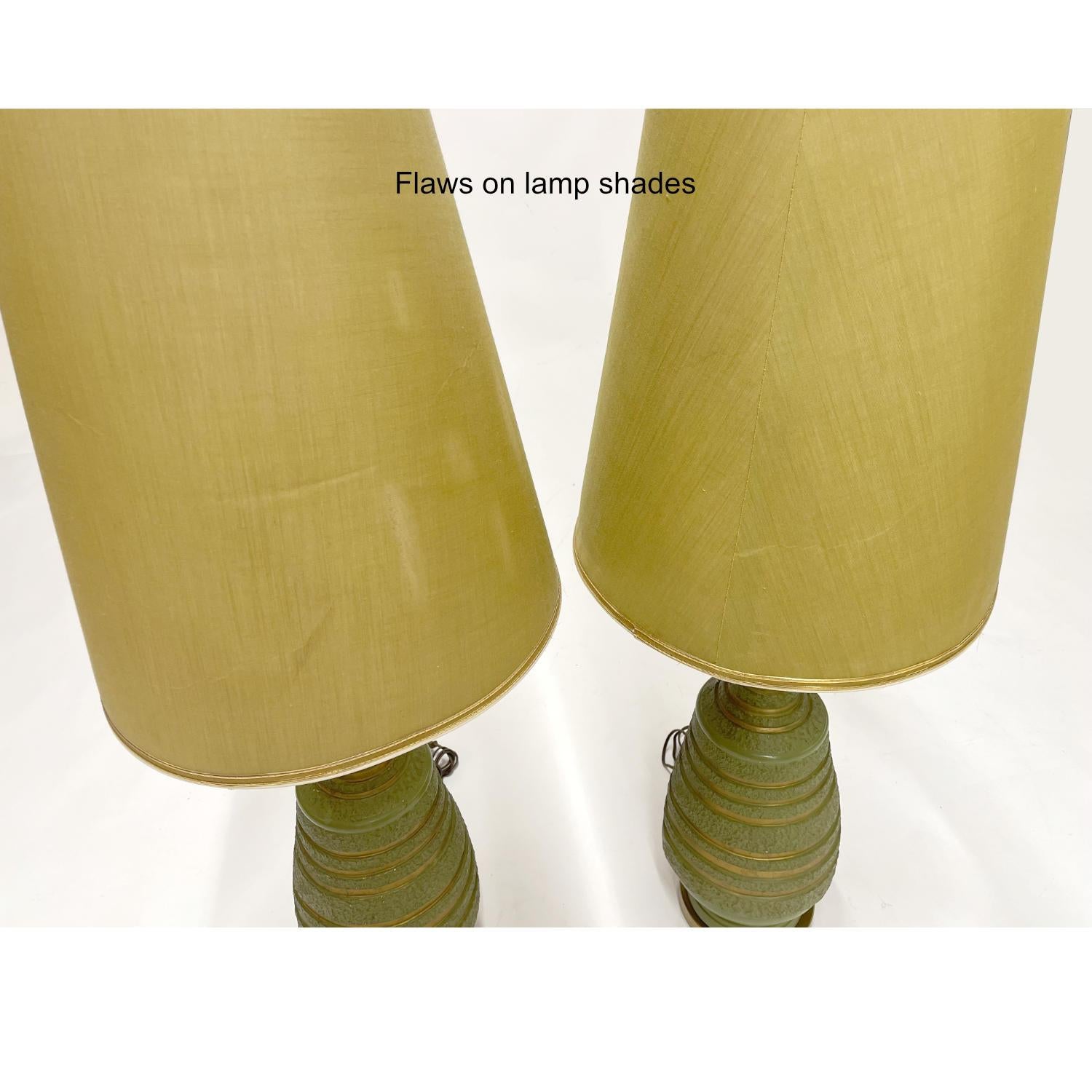 Mid-Century Modern Avacado Green and Gold Plasto Lamps with Original Shades For Sale 3