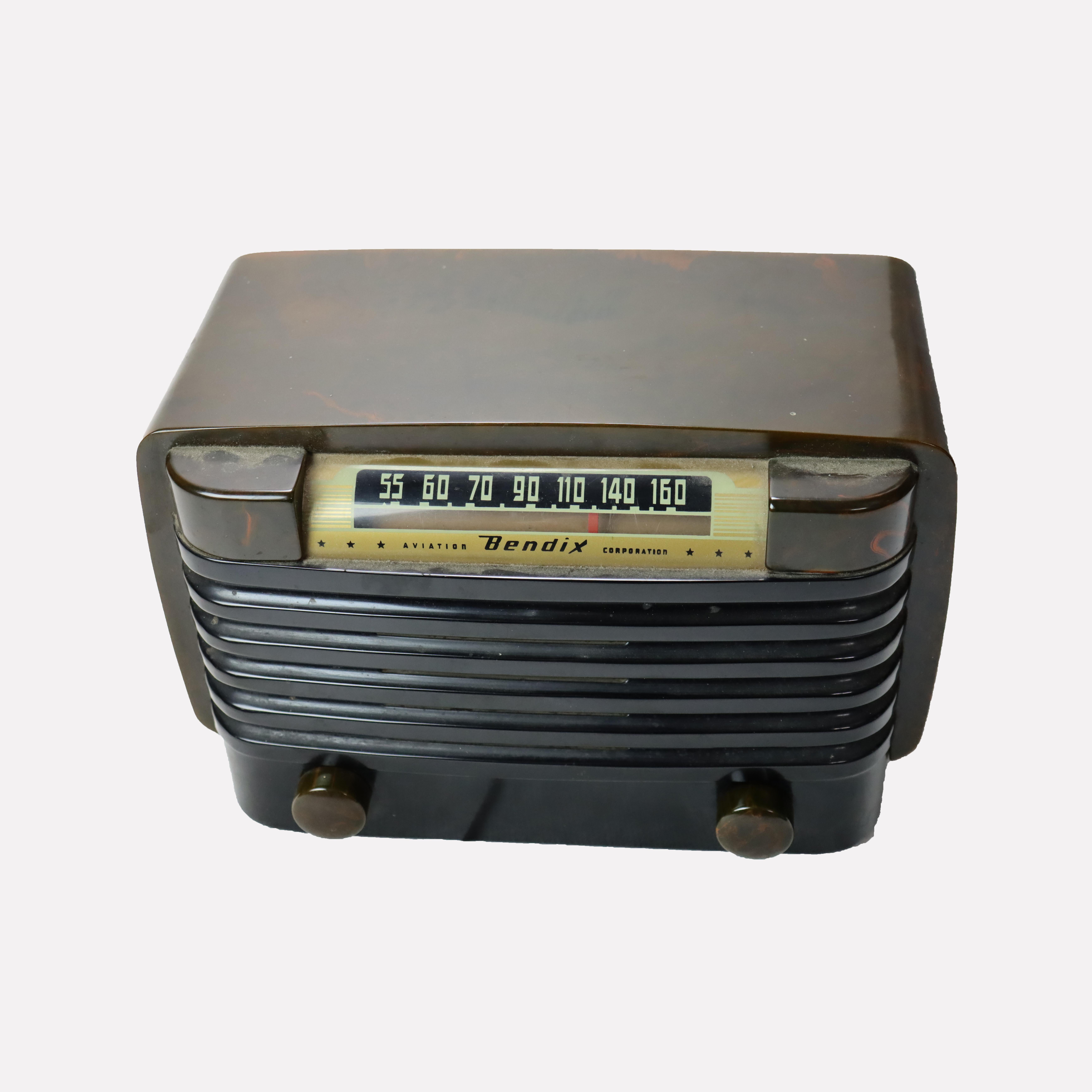 MY MODERN MODERNITY AVIATION Corp. Radio Bendix Catalin avec extérieur marbré vert foncé et noir signée C1940.   
Dimensions - 7 
