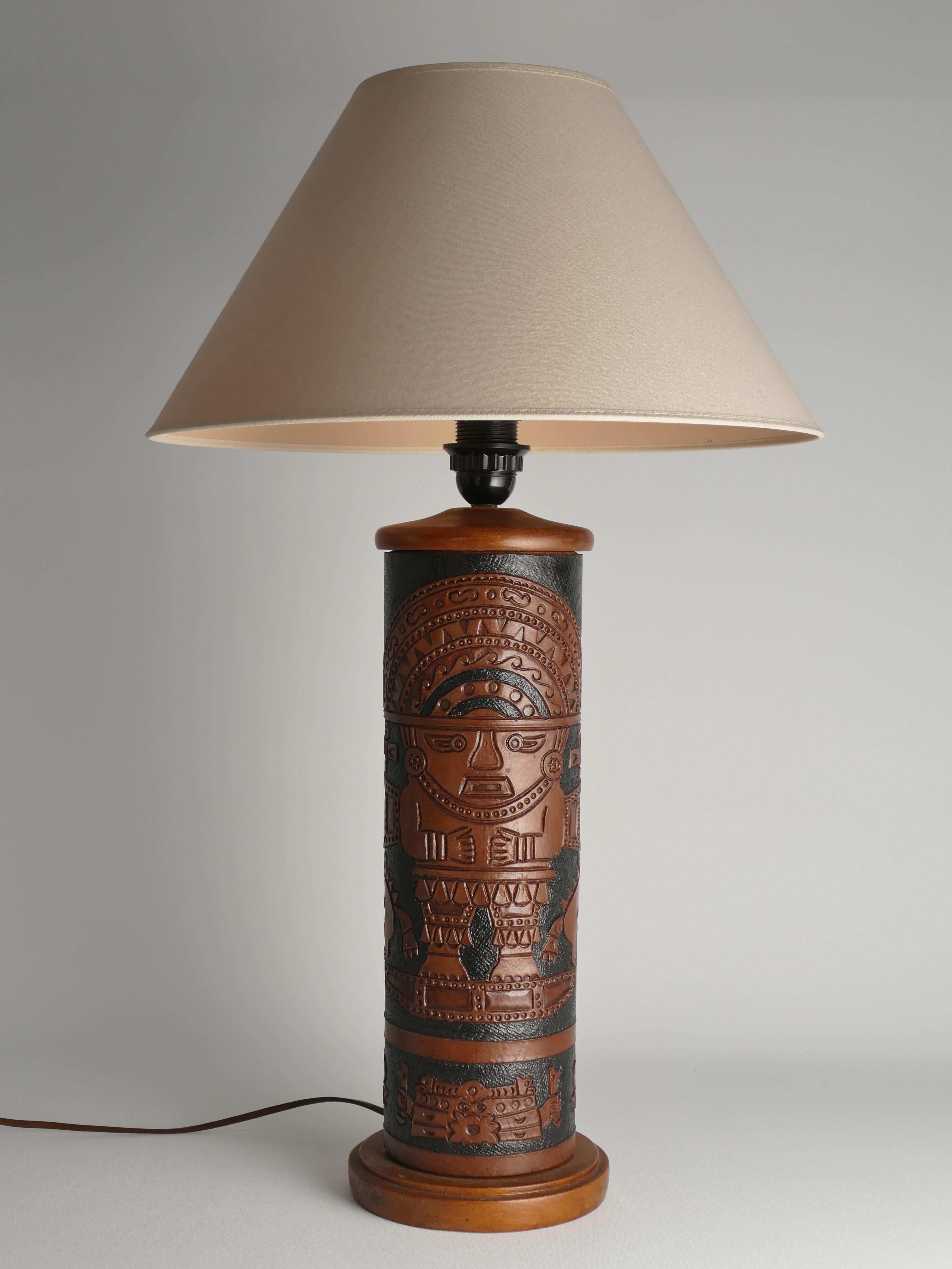 Lampe de table en cuir toilé à la main à motif aztèque The Moderns en vente 6