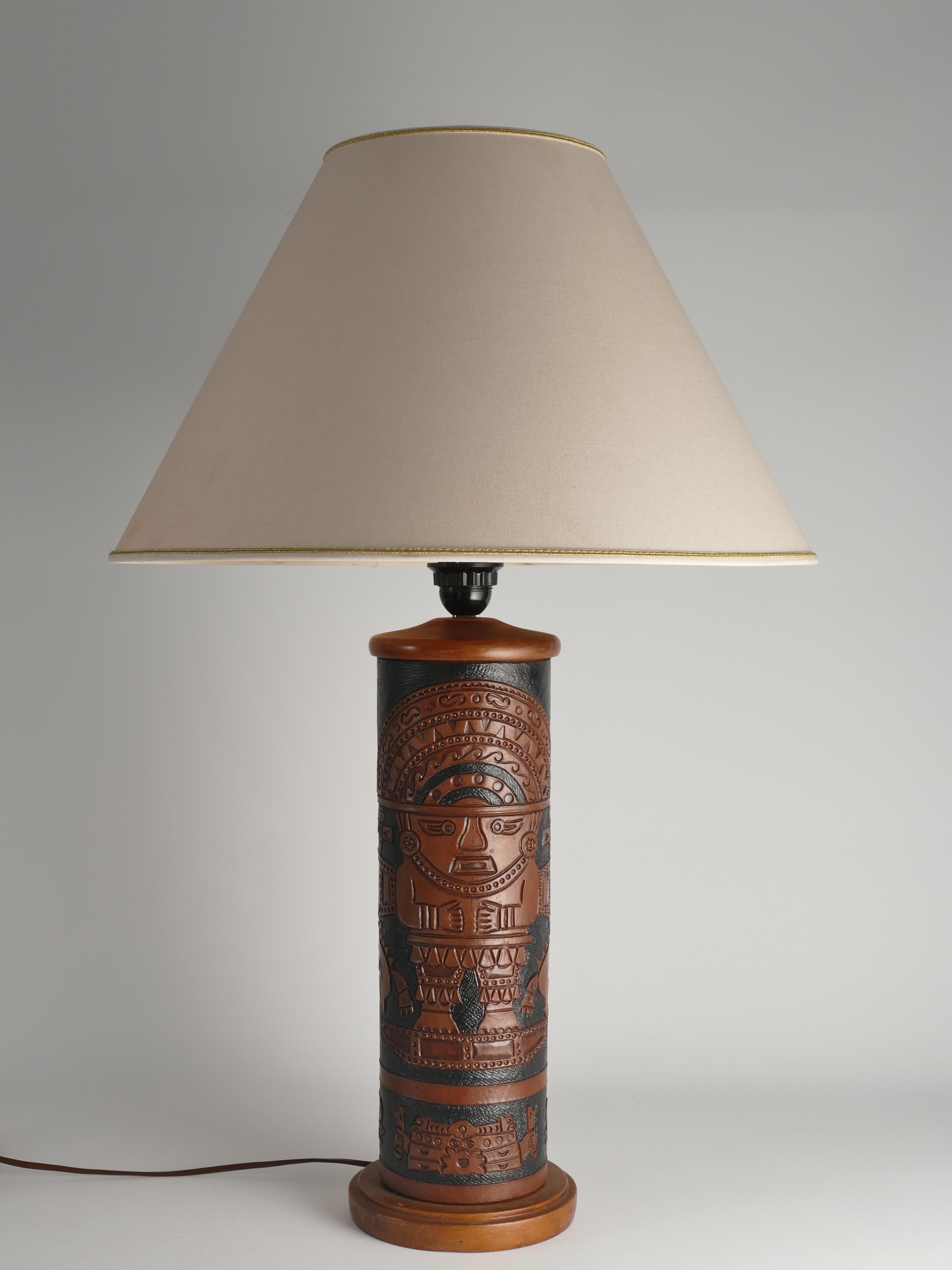 Mid-Century Modern Aztec Motif Hand Tooled Leather Table Lamp In Good Condition For Sale In Grythyttan, SE