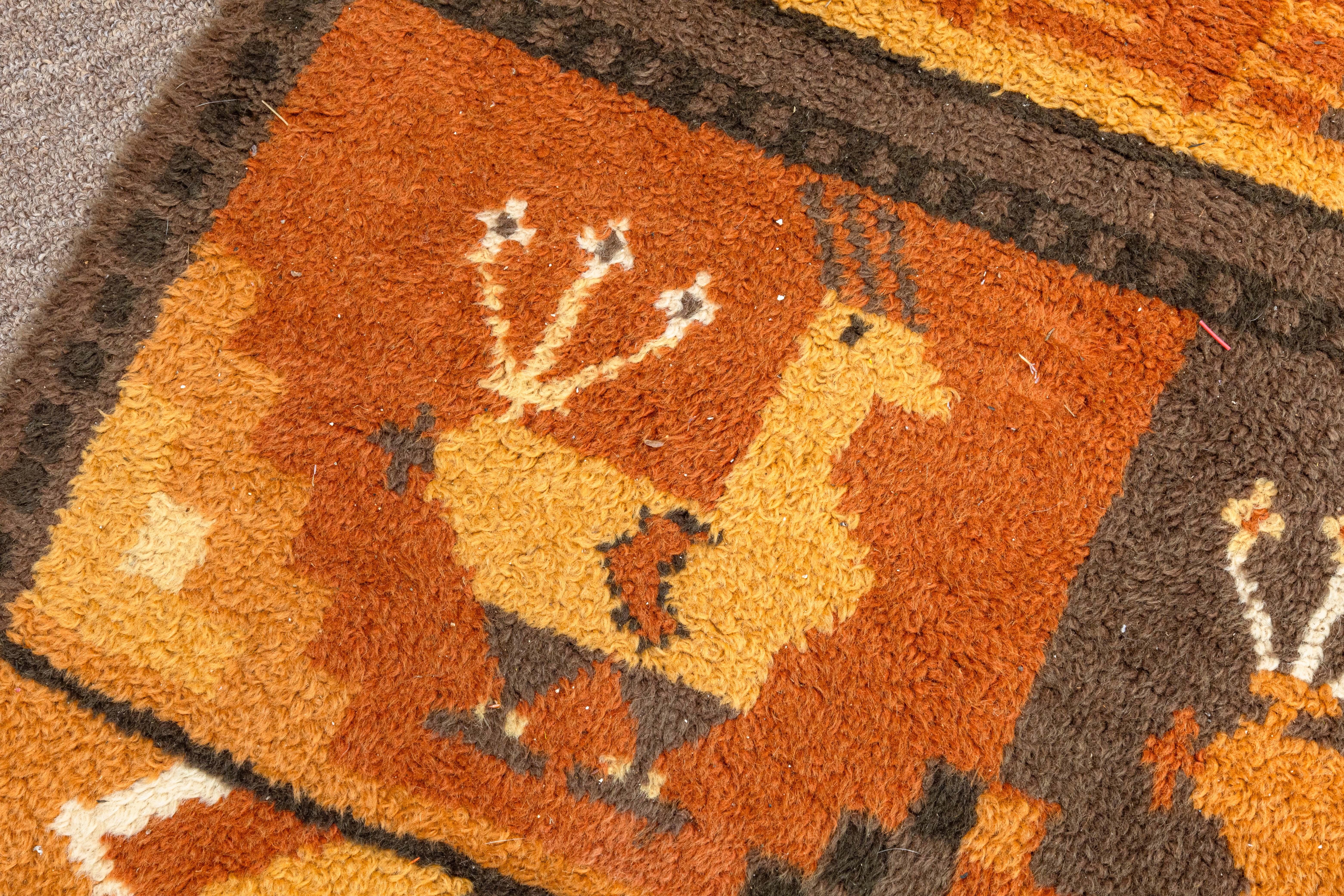 Mid Century Modern Aztec Style Vintage Brown and Orange Area Rug Fiber Carpet In Good Condition For Sale In Keego Harbor, MI