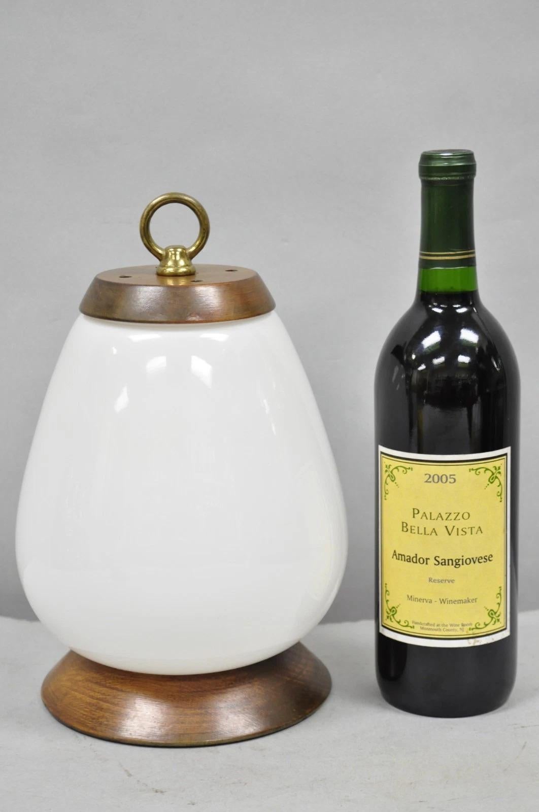Lampe de table de style Azucena du milieu du siècle dernier, petit abat-jour en verre blanc en forme d'œuf, noyer en vente 4