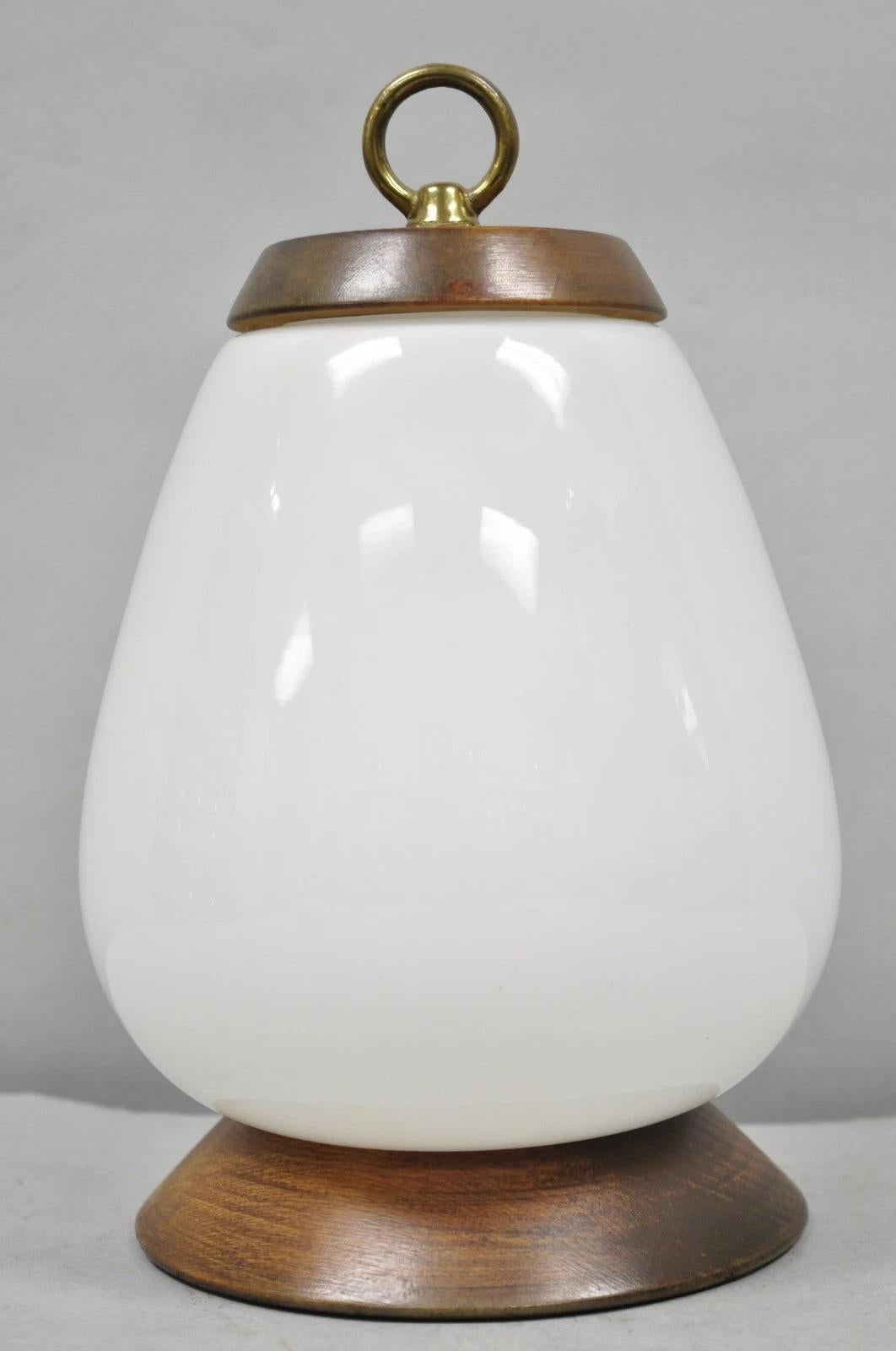 Mid-Century Modern Lampe de table de style Azucena du milieu du siècle dernier, petit abat-jour en verre blanc en forme d'œuf, noyer en vente