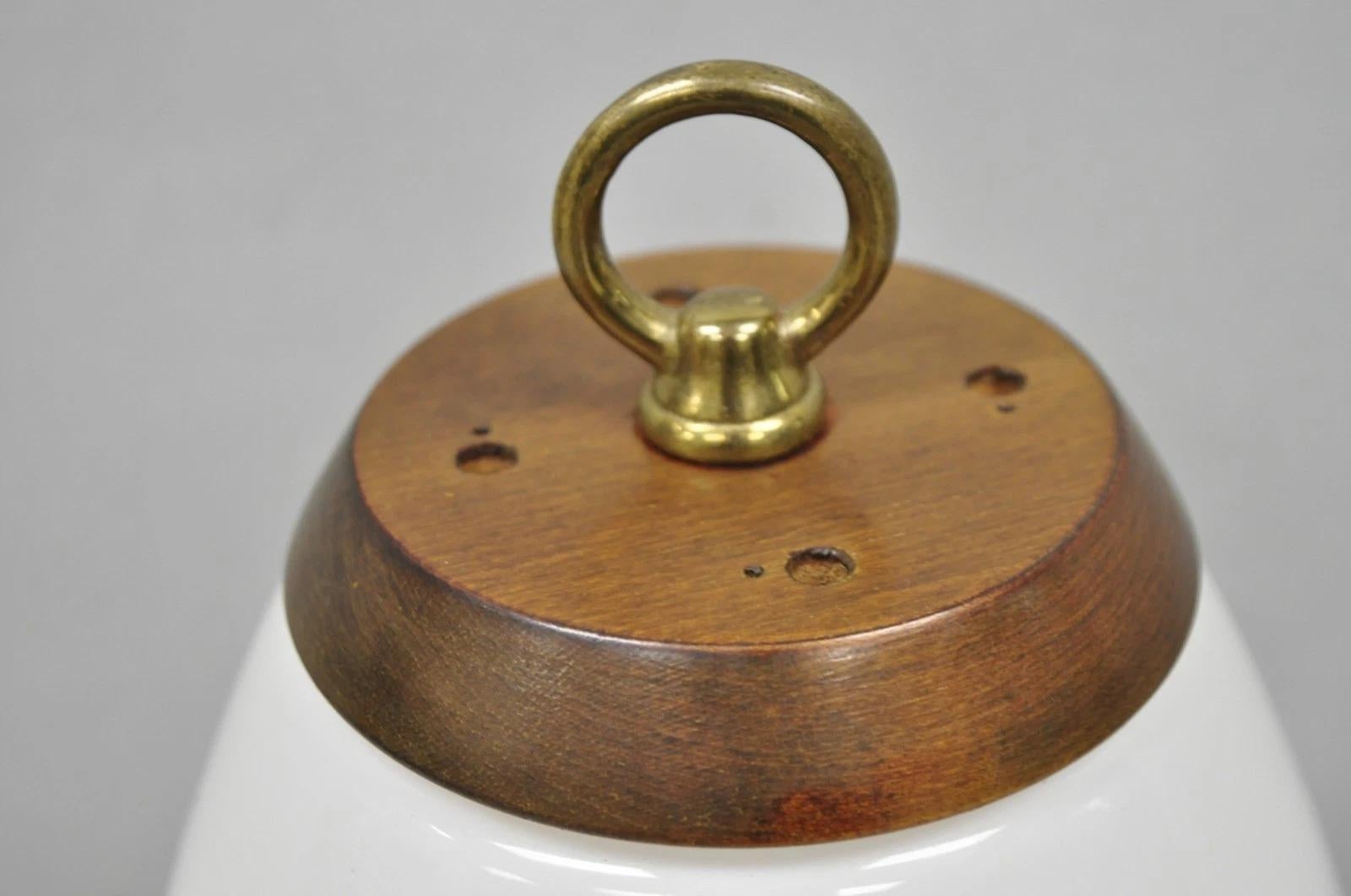 Lampe de table de style Azucena du milieu du siècle dernier, petit abat-jour en verre blanc en forme d'œuf, noyer Bon état - En vente à Philadelphia, PA