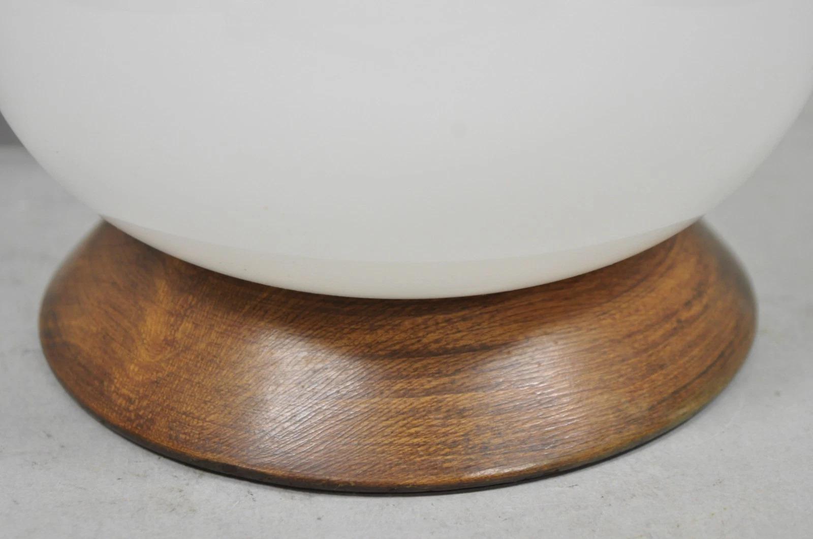 20ième siècle Lampe de table de style Azucena du milieu du siècle dernier, petit abat-jour en verre blanc en forme d'œuf, noyer en vente