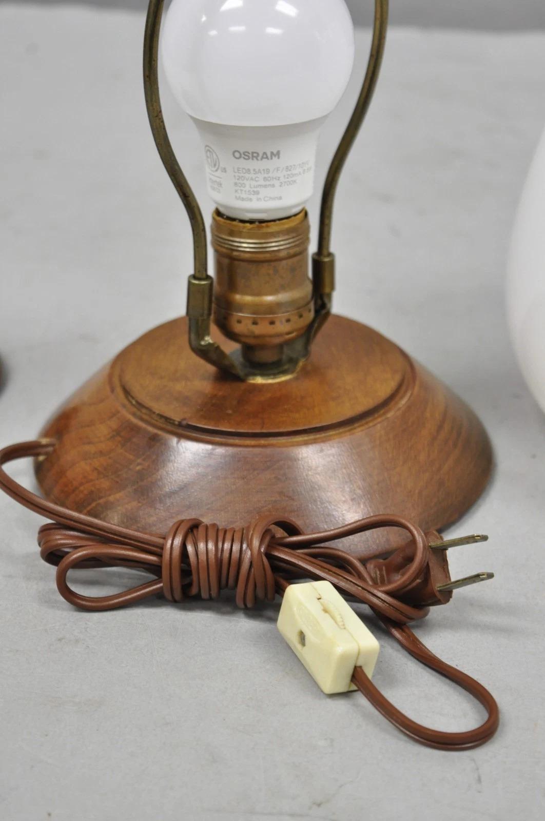 Lampe de table de style Azucena du milieu du siècle dernier, petit abat-jour en verre blanc en forme d'œuf, noyer en vente 1