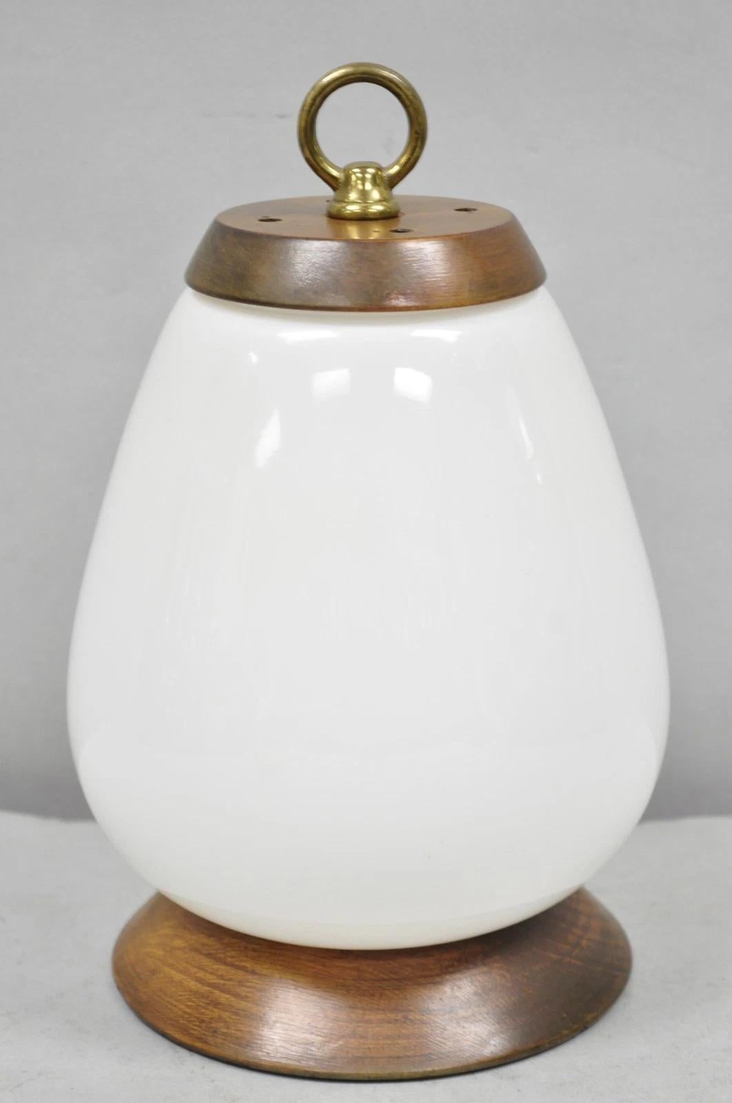 Lampe de table de style Azucena du milieu du siècle dernier, petit abat-jour en verre blanc en forme d'œuf, noyer en vente 2