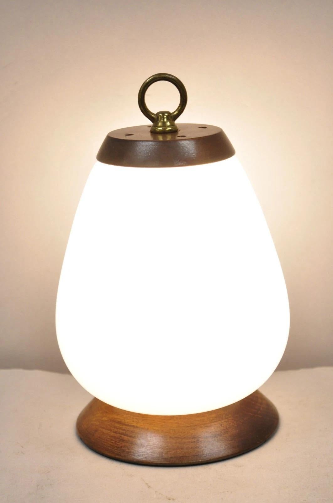 Lampe de table de style Azucena du milieu du siècle dernier, petit abat-jour en verre blanc en forme d'œuf, noyer en vente 3
