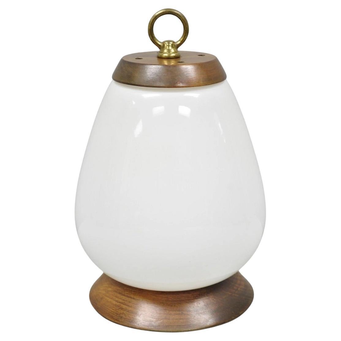 Lampe de table de style Azucena du milieu du siècle dernier, petit abat-jour en verre blanc en forme d
œuf, noyer en vente