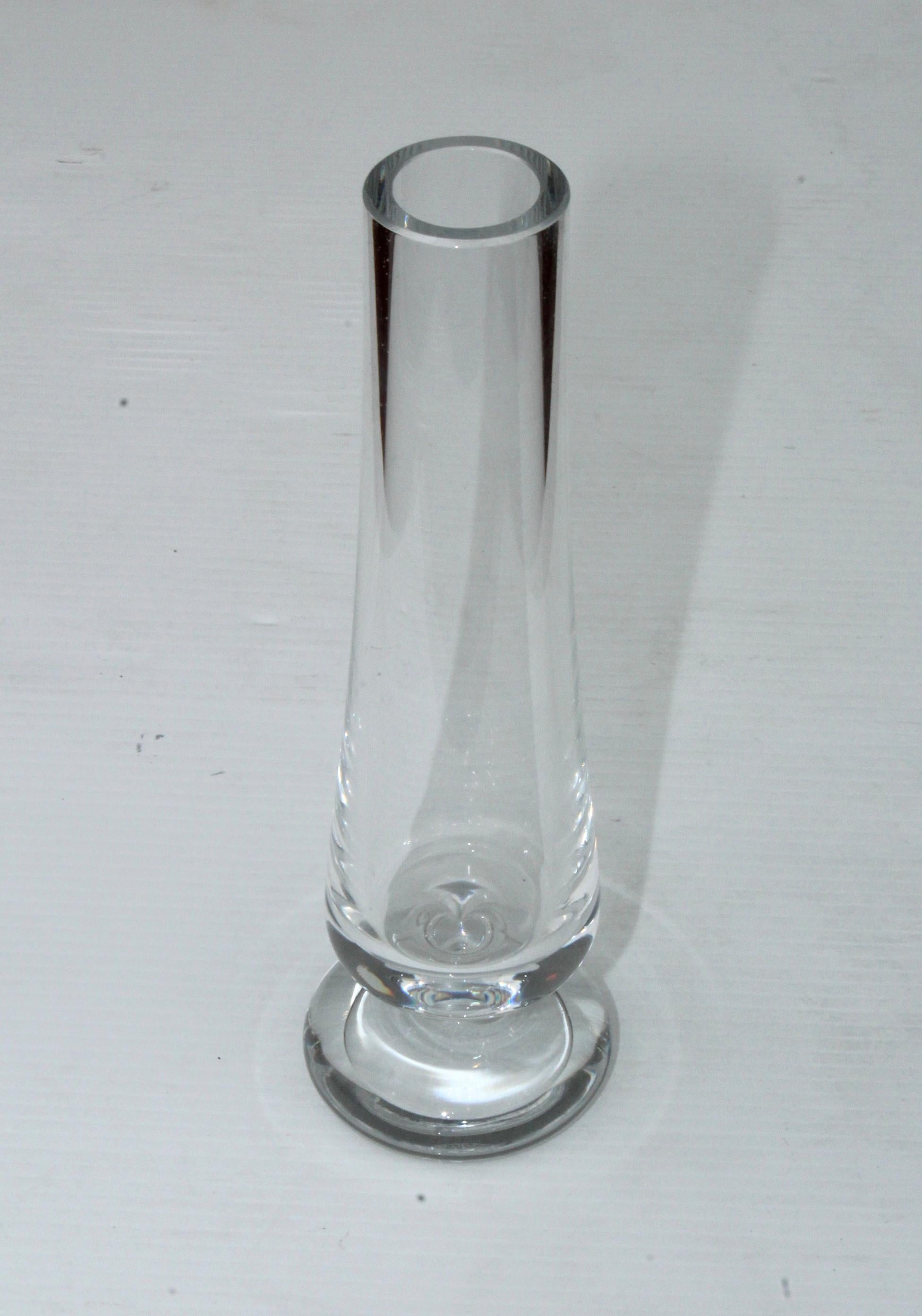 Vase en verre de Baccarat France, datant des années 1970, de style moderne du milieu du siècle.