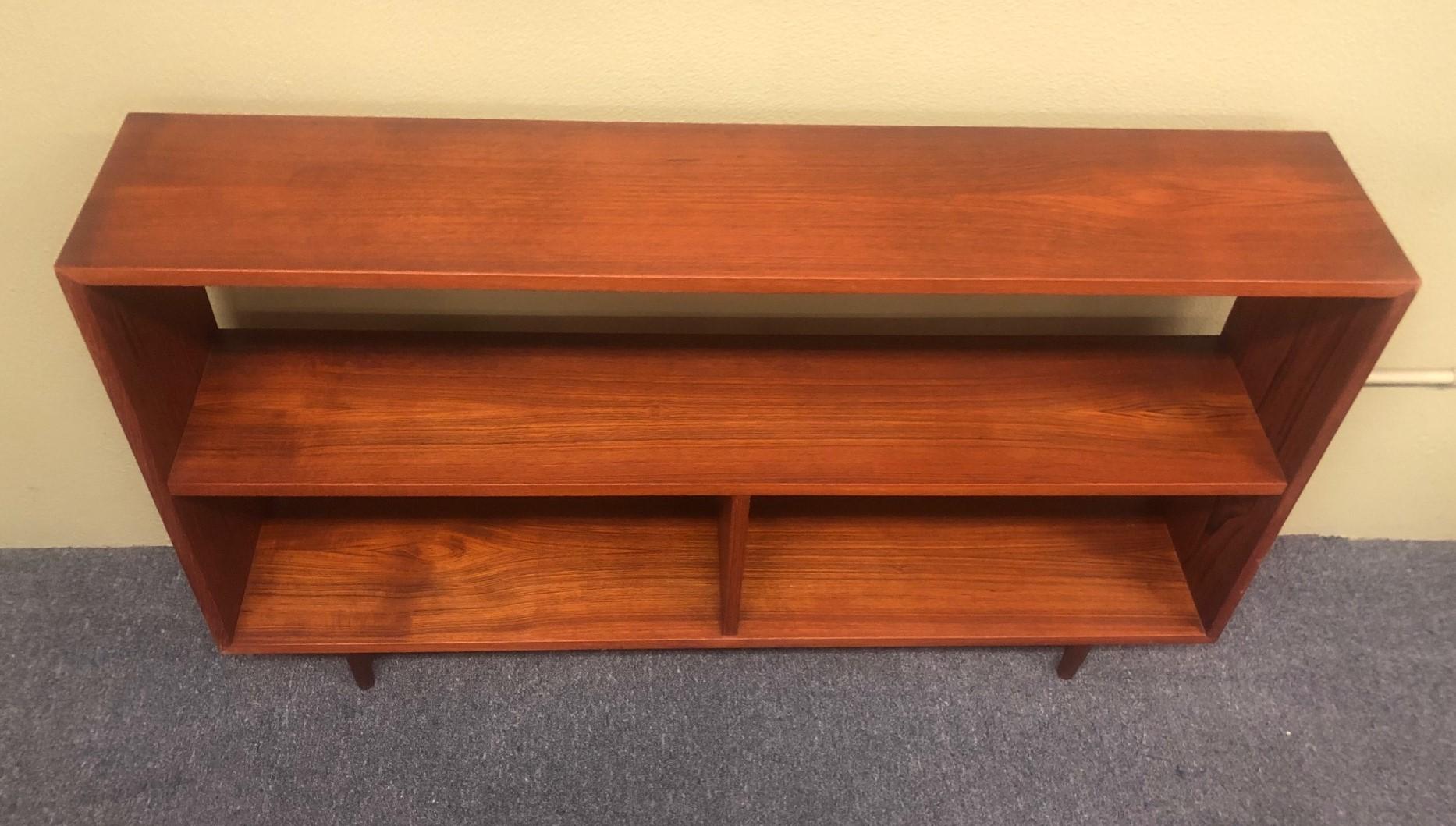 Mid-Century Modern Backless Low Profile Teak Bookcase with Tapered Legs In Good Condition In San Diego, CA