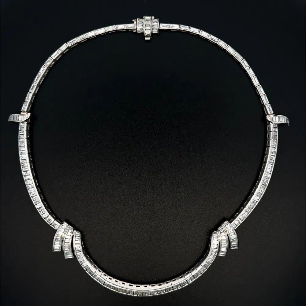 Semplicemente divino! Una splendida collana girocollo in platino e diamanti degna di un Oscar. Incastonato a mano con diamanti baguette, per un peso di circa 10.76tcw. Realizzato a mano in platino. Una testimonianza dell'impeccabile artigianato