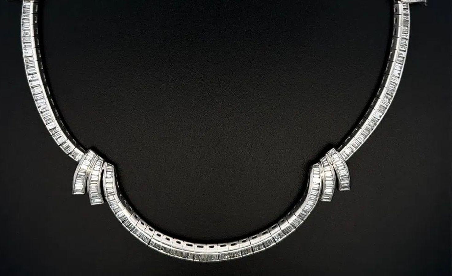 Modernista Collana girocollo in platino con diamanti baguette, moderna e di metà secolo in vendita