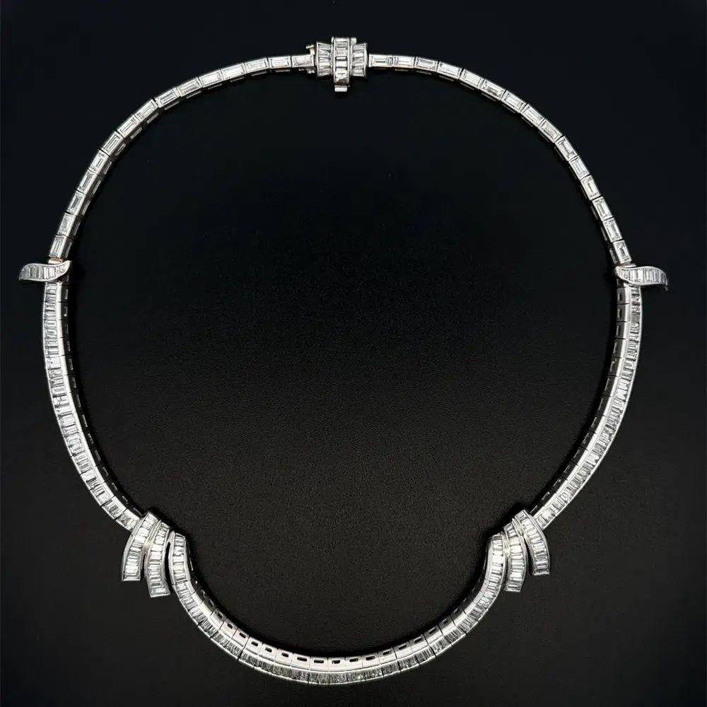 Collana girocollo in platino con diamanti baguette, moderna e di metà secolo In condizioni ottime in vendita a Montreal, QC