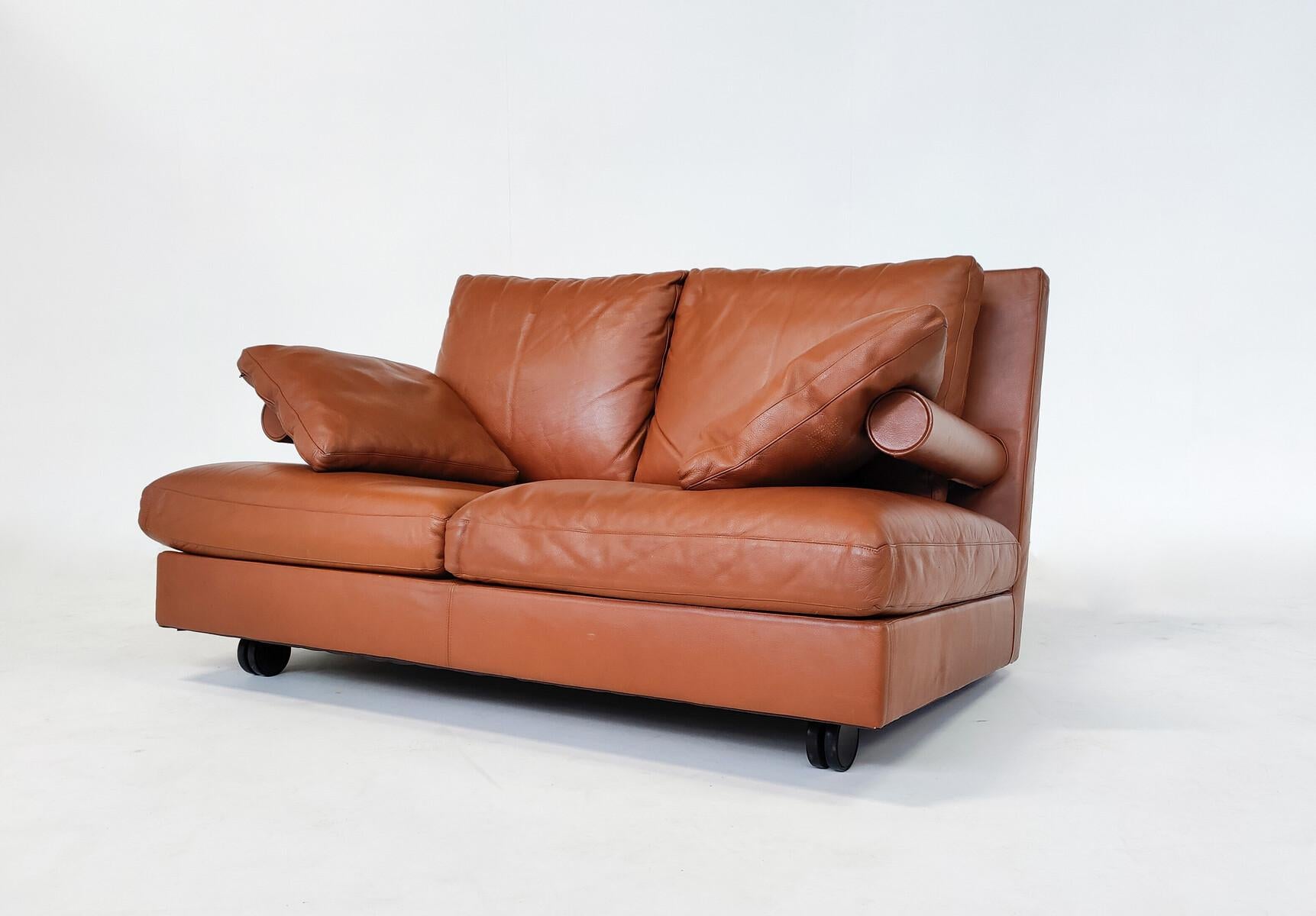 Modernes Baisity Zweisitzer-Sofa aus der Jahrhundertmitte von Antonio Citterio für B&B Italia, cognacfarbenes Leder, 1980er Jahre.