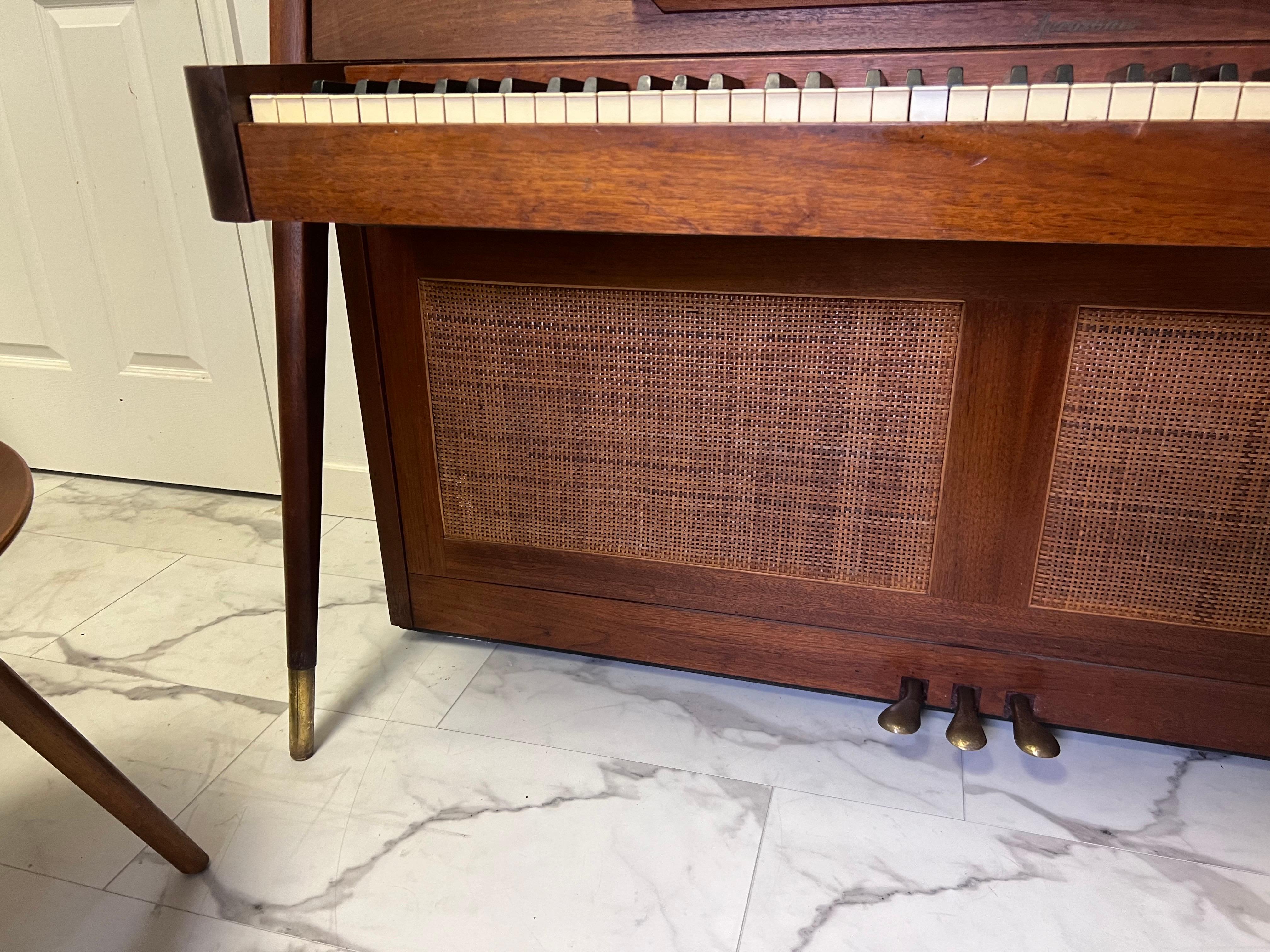 Piano Acrosonic Baldwin en noyer et cannage, The Moderns Moderns, années 1960 en vente 6
