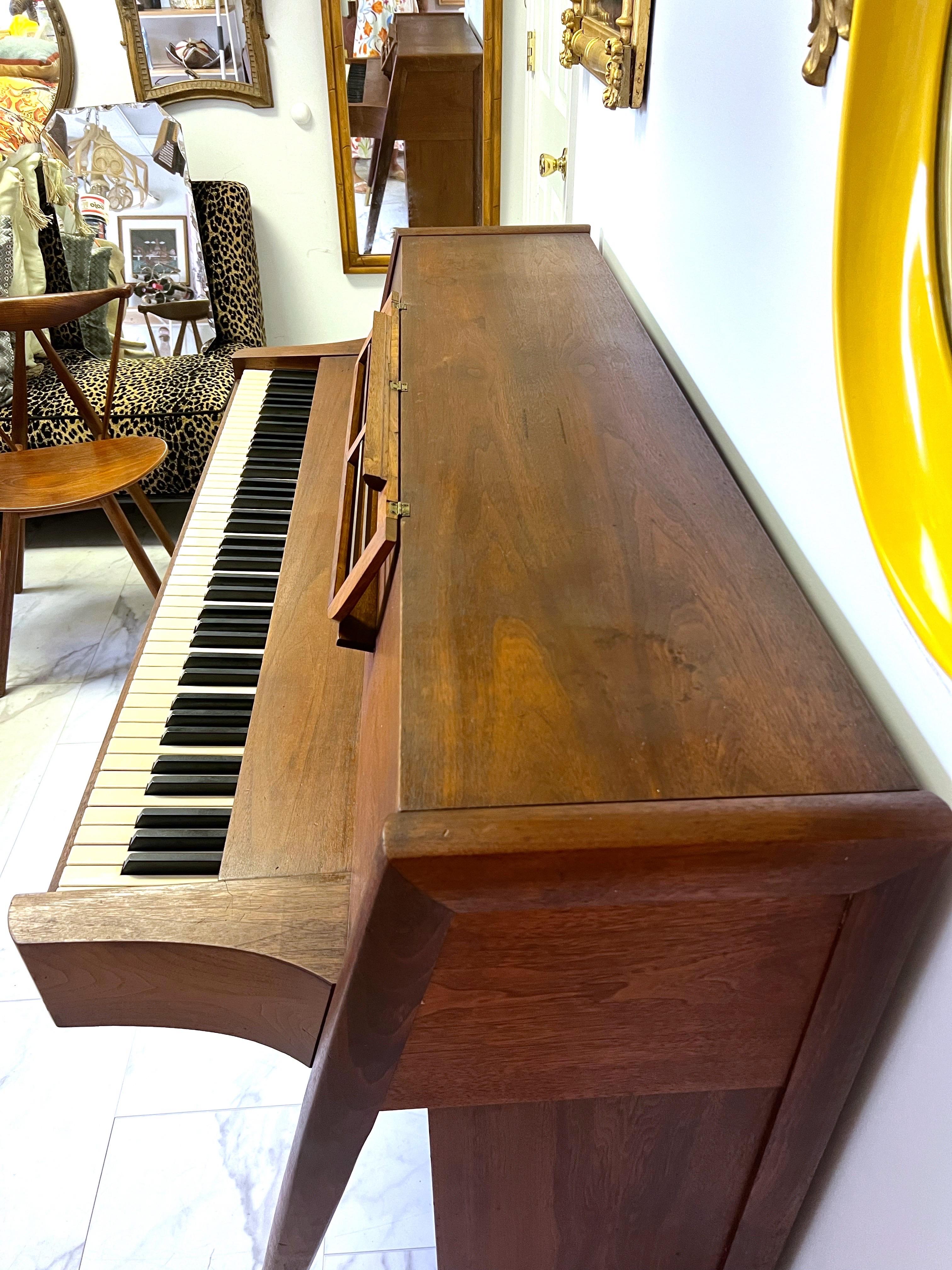 Aucune description n'est fournie Piano Baldwin Acrosonic en noyer et cannage de style moderne du milieu du siècle - années 1960  Ce piano à queue Acrosonic moderne du milieu du siècle, fabriqué par Baldwin, est très recherché et constitue un atout