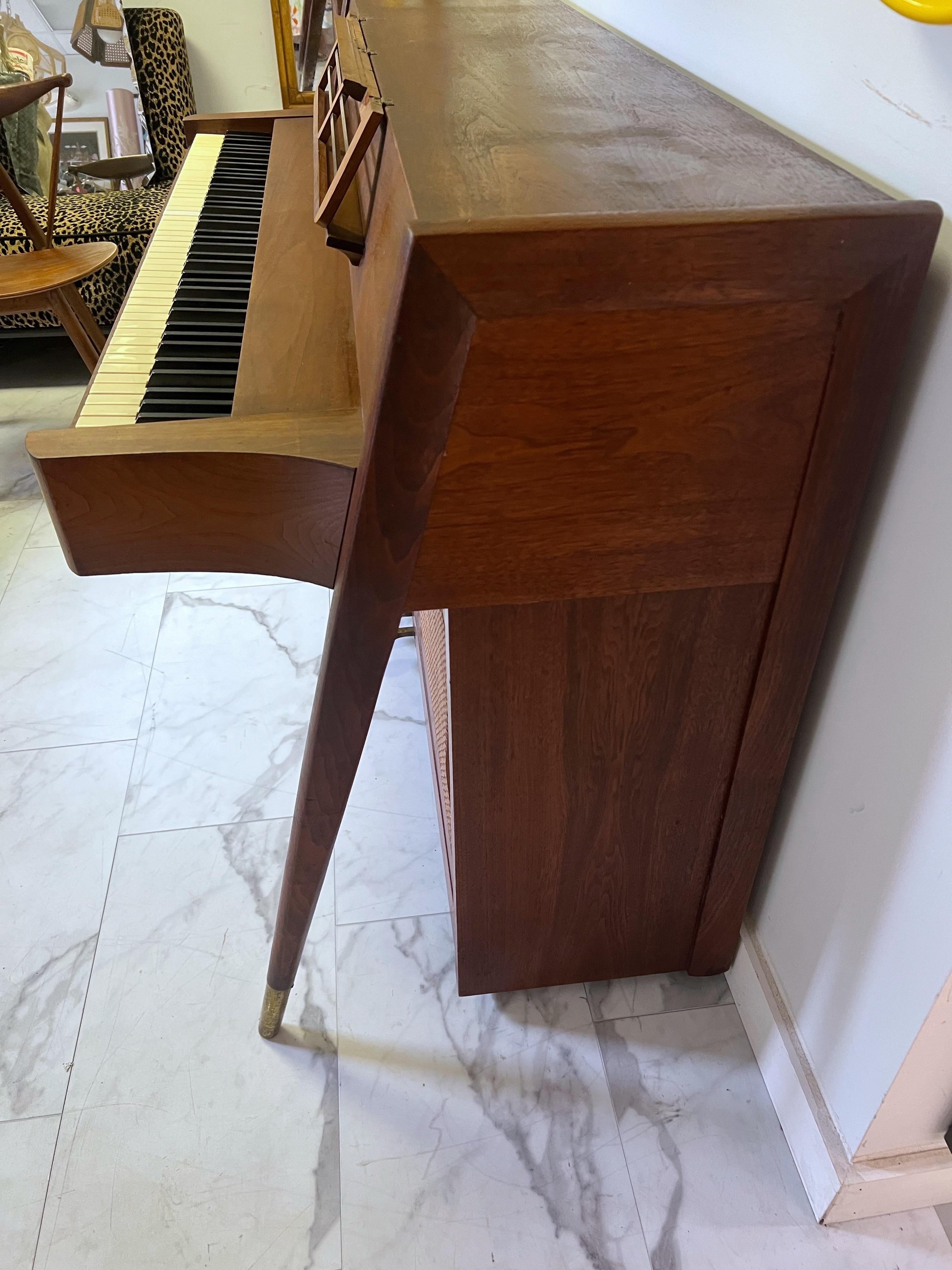 Scandinave moderne Piano Acrosonic Baldwin en noyer et cannage, The Moderns Moderns, années 1960 en vente