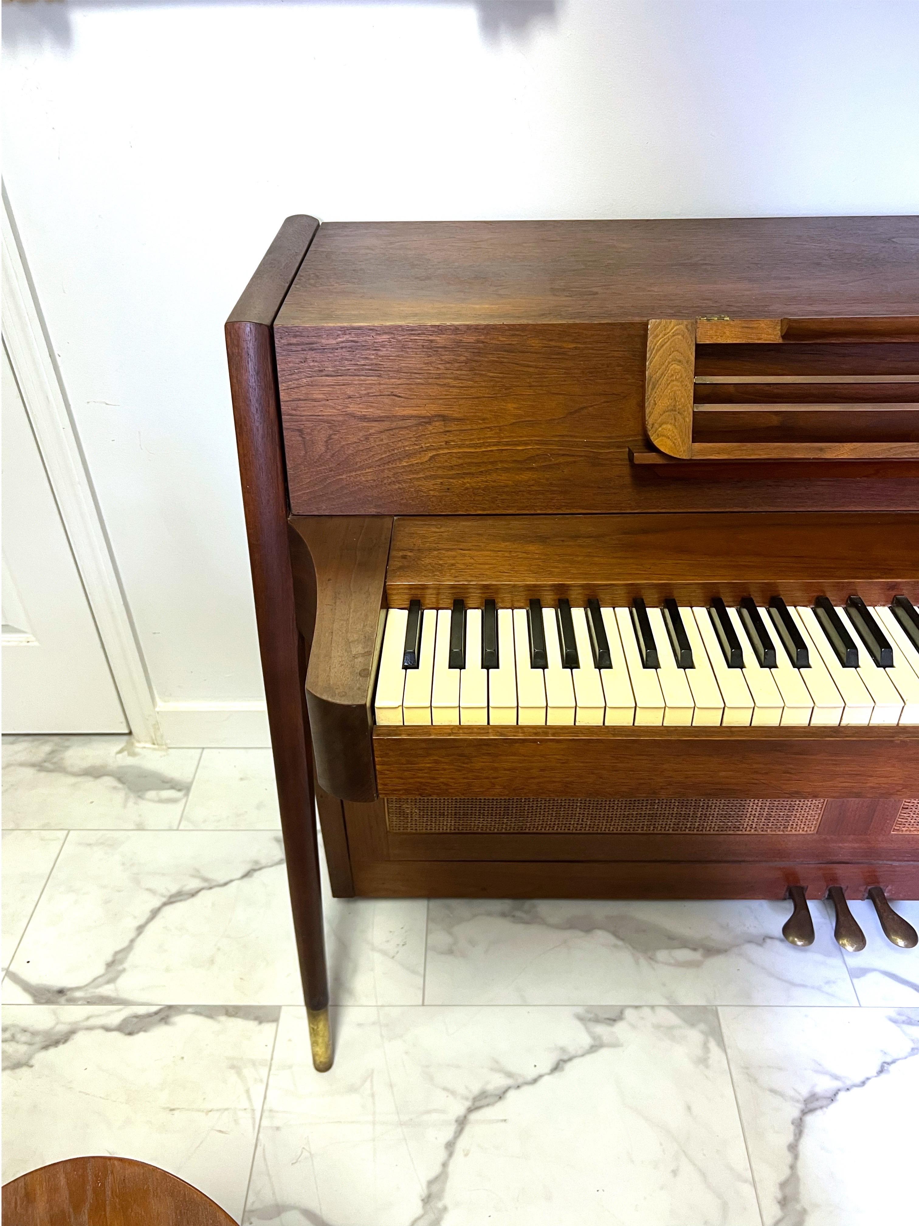 Piano Acrosonic Baldwin en noyer et cannage, The Moderns Moderns, années 1960 Bon état - En vente à Charleston, SC