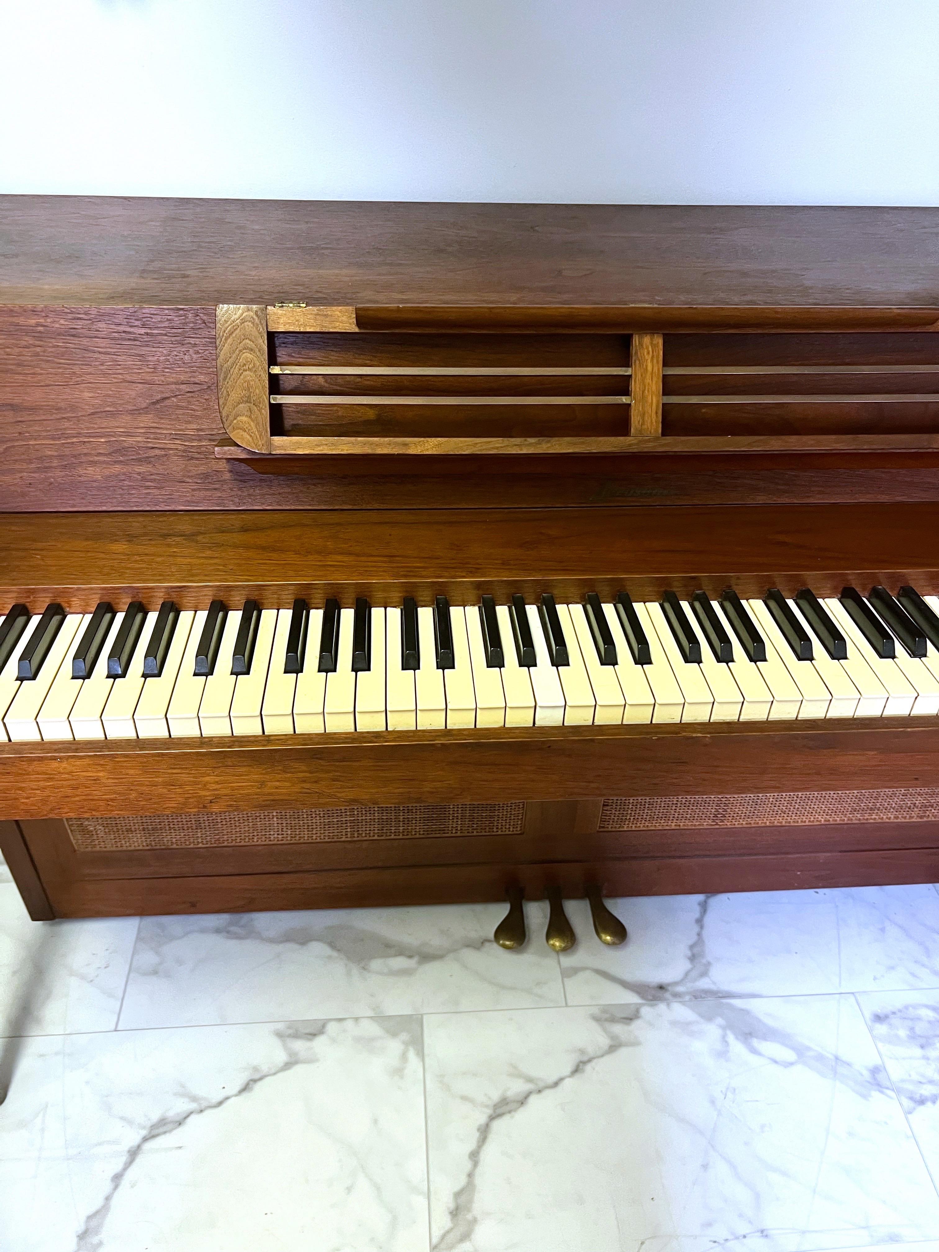 20ième siècle Piano Acrosonic Baldwin en noyer et cannage, The Moderns Moderns, années 1960 en vente