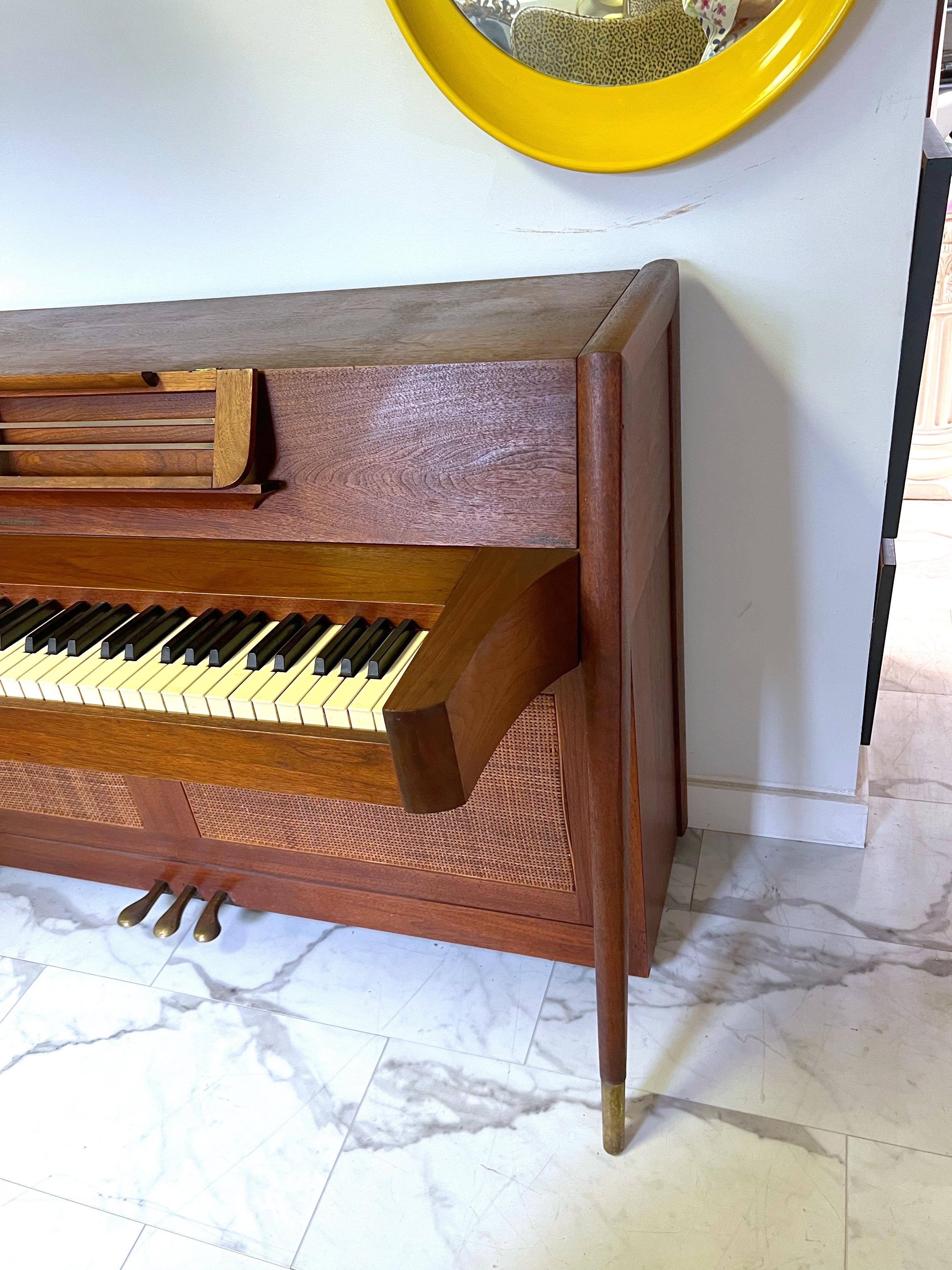 Laiton Piano Acrosonic Baldwin en noyer et cannage, The Moderns Moderns, années 1960 en vente