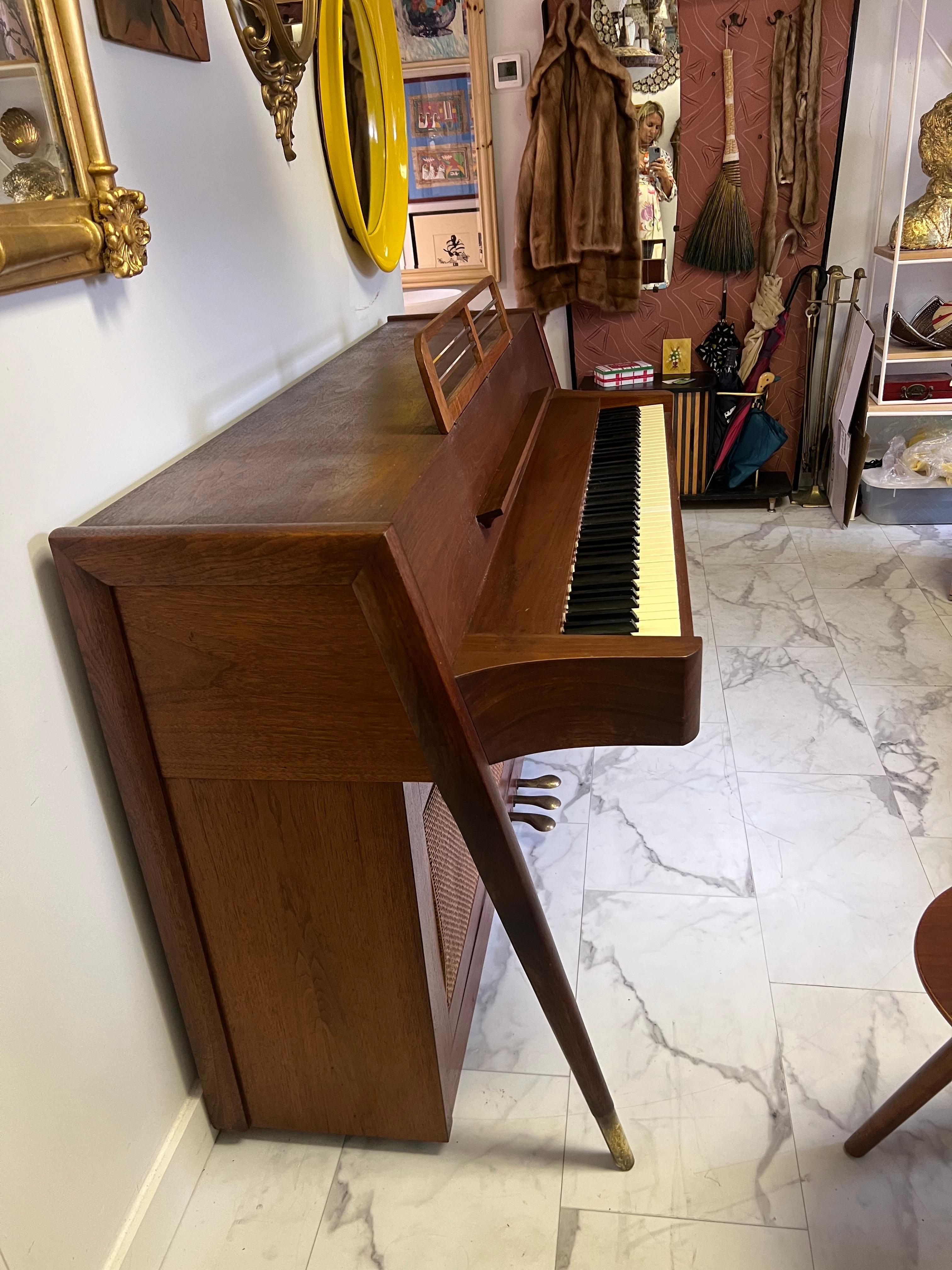 Piano Acrosonic Baldwin en noyer et cannage, The Moderns Moderns, années 1960 en vente 1