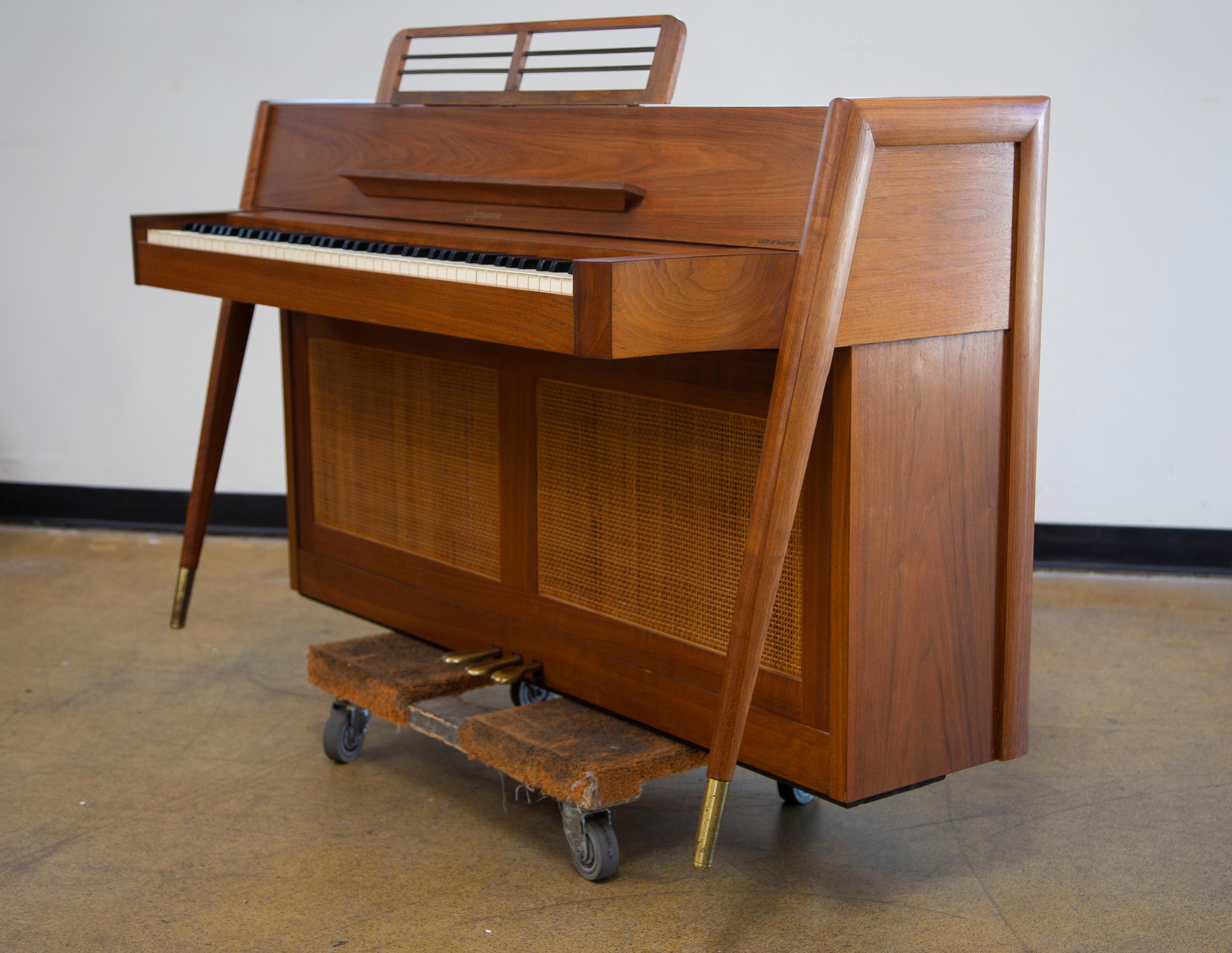 Pianoforte Baldwin Acrosonic di metà secolo in noce e canne, anni '60 4