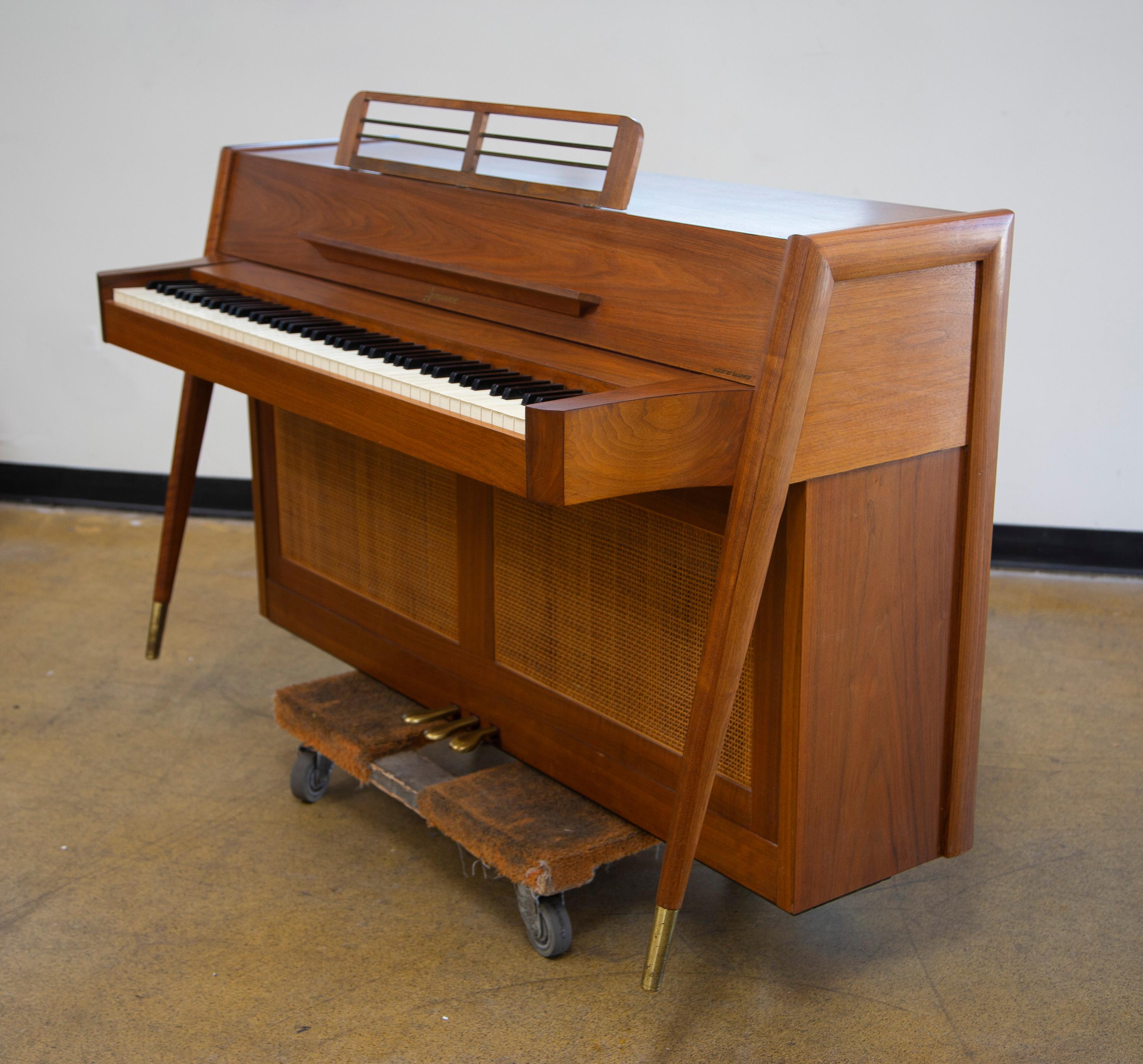 Pianoforte Baldwin Acrosonic di metà secolo in noce e canne, anni '60 5