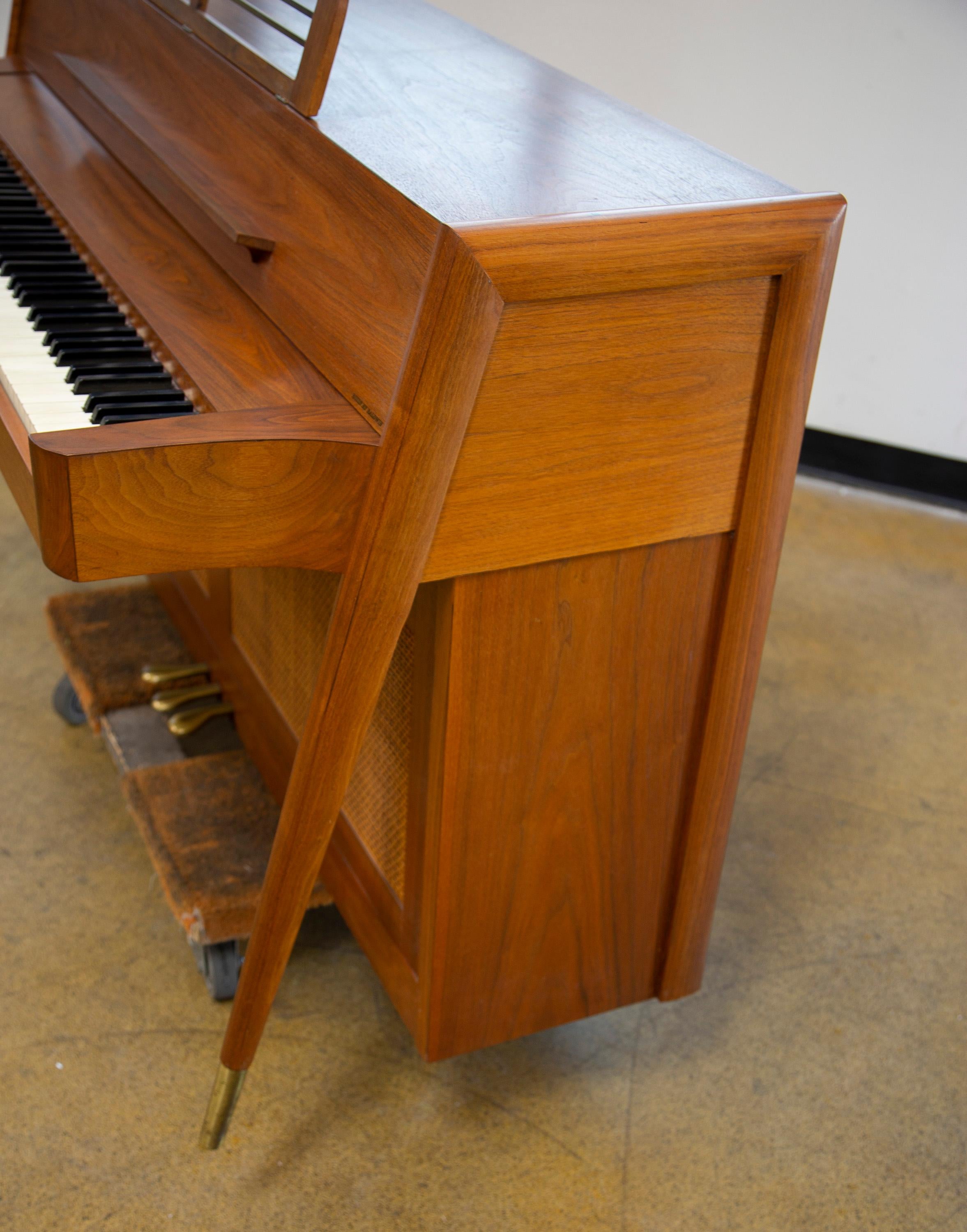 Pianoforte Baldwin Acrosonic di metà secolo in noce e canne, anni '60 6