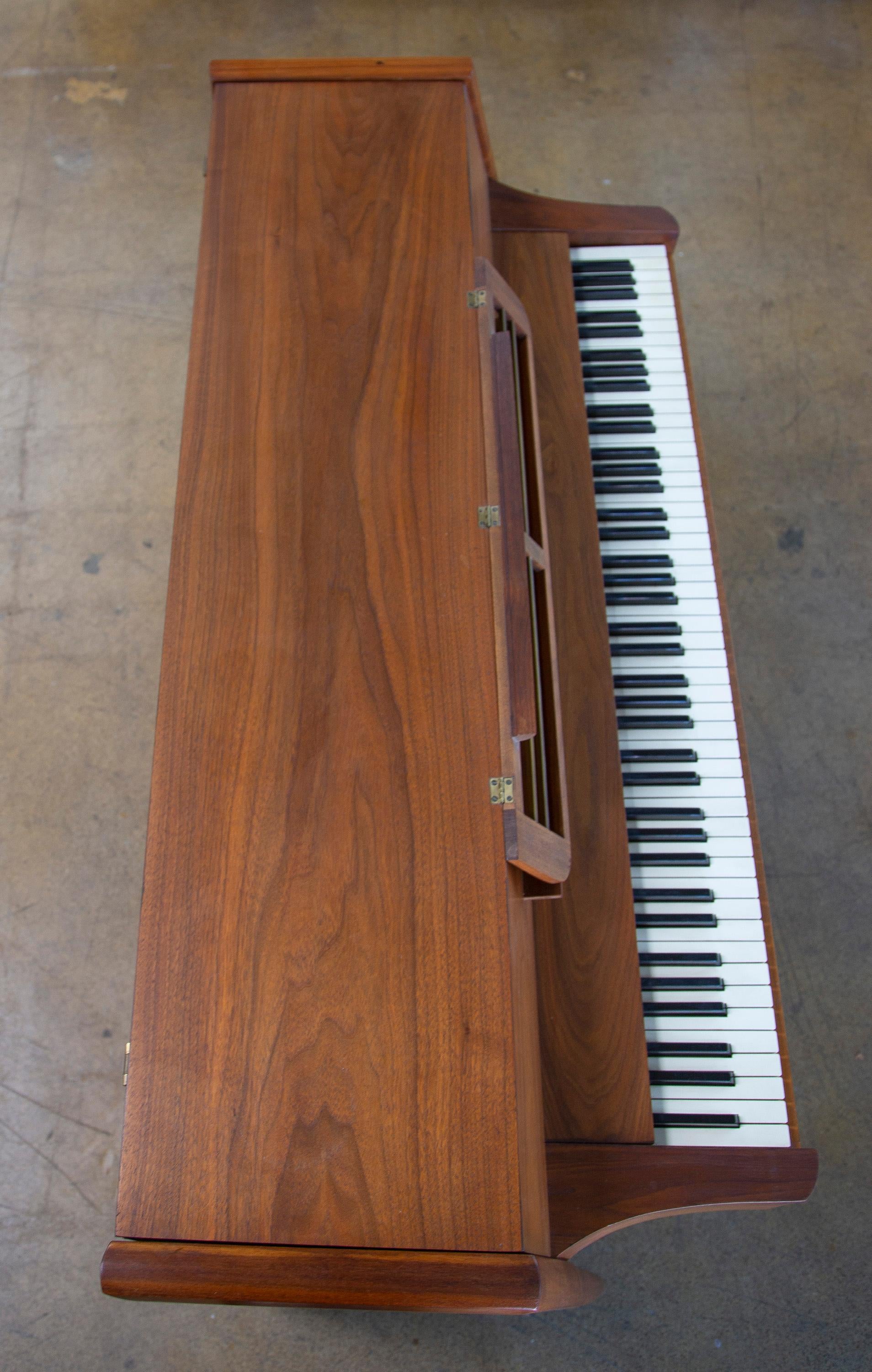 Pianoforte Baldwin Acrosonic di metà secolo in noce e canne, anni '60 8